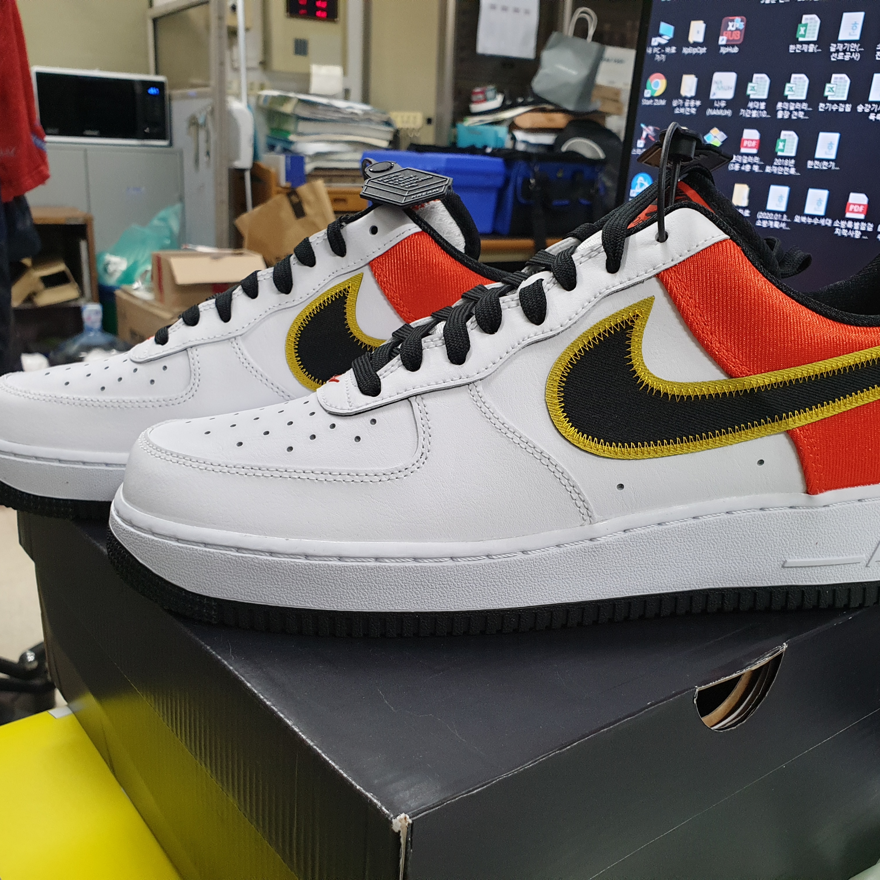 Nike Air Force 1 '07 LV8 Rayguns 착용 스타일 - 2