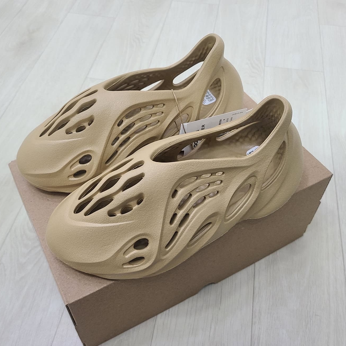 Adidas Yeezy Foam RNNR Ochre 착용 스타일 - 2