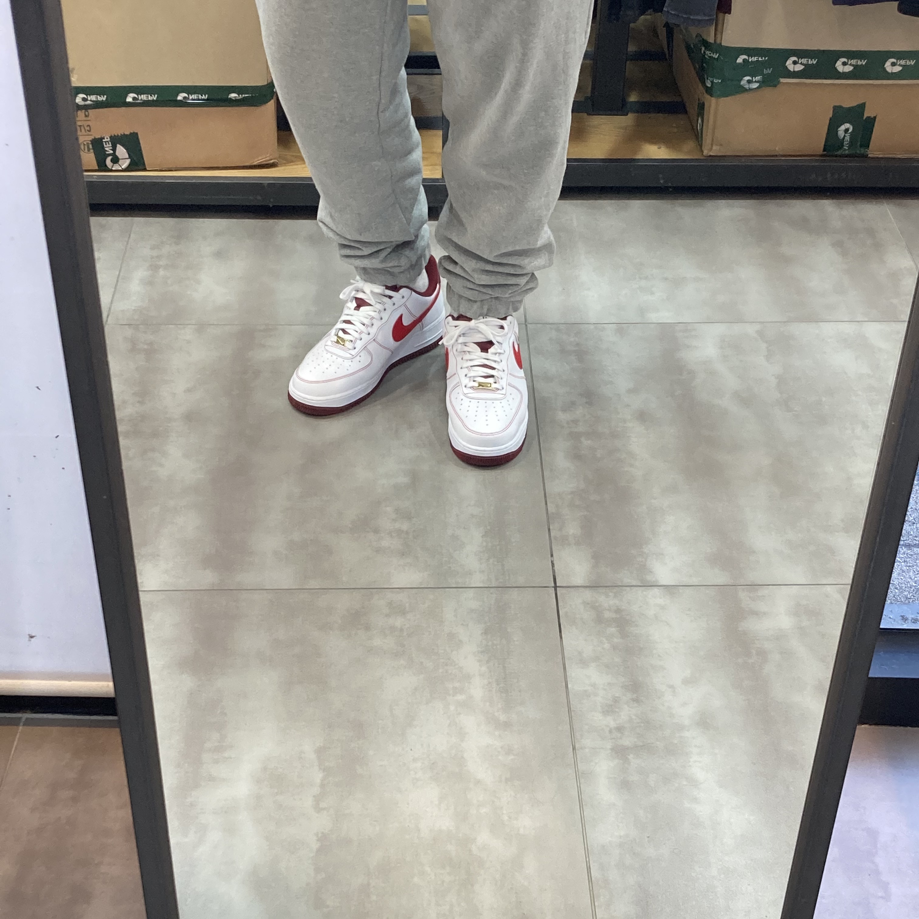 Nike Air Force 1 '07 First Use White Team Red 착용 스타일 - 1
