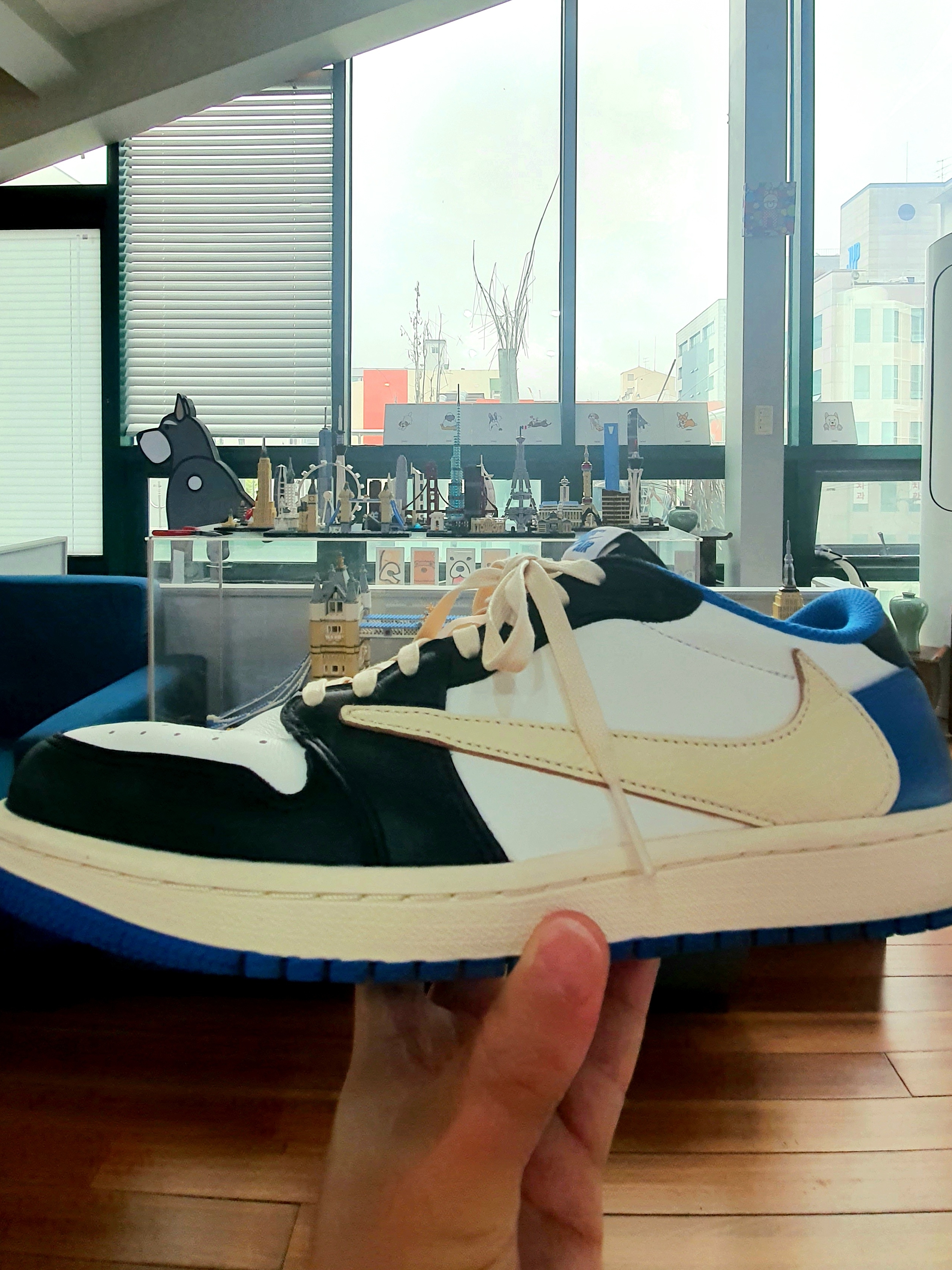 Jordan 1 x Travis Scott x Fragment Retro Low OG SP Military Blue, Lego Tower Bridge 착용 스타일 - 3
