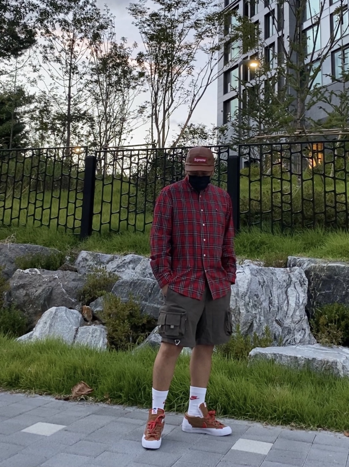 Nike x Sacai Blazer Low British Tan, Nike ACG Cargo Shorts Ironstone - Asia 착용 스타일