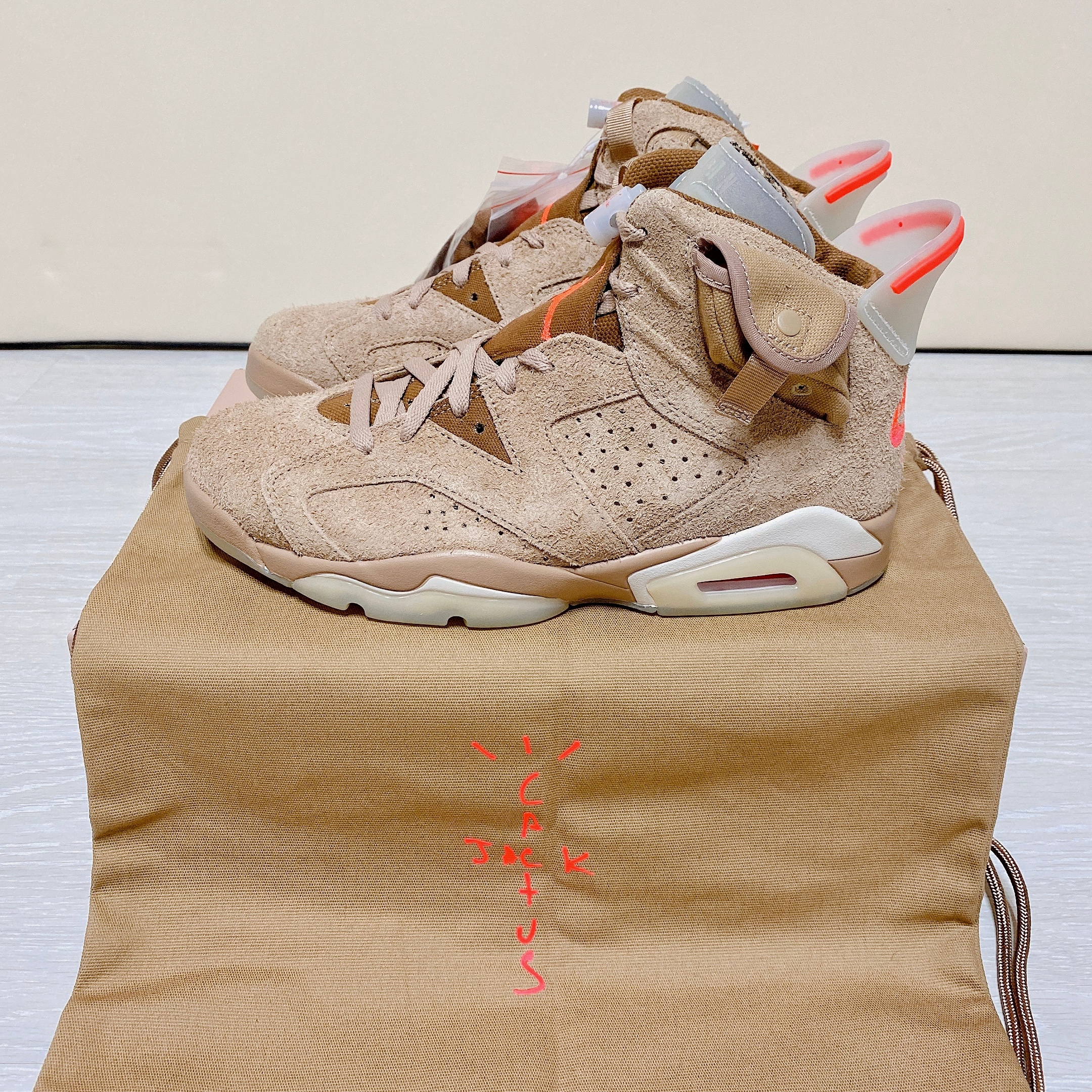 Jordan 6 x Travis Scott Retro SP British Khaki 착용 스타일 - 1