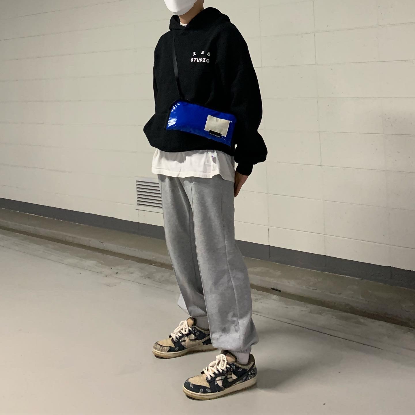 IAB Studio Hoodie Black White, Nike x Travis Scott SB Dunk Low 착용 스타일 - 2