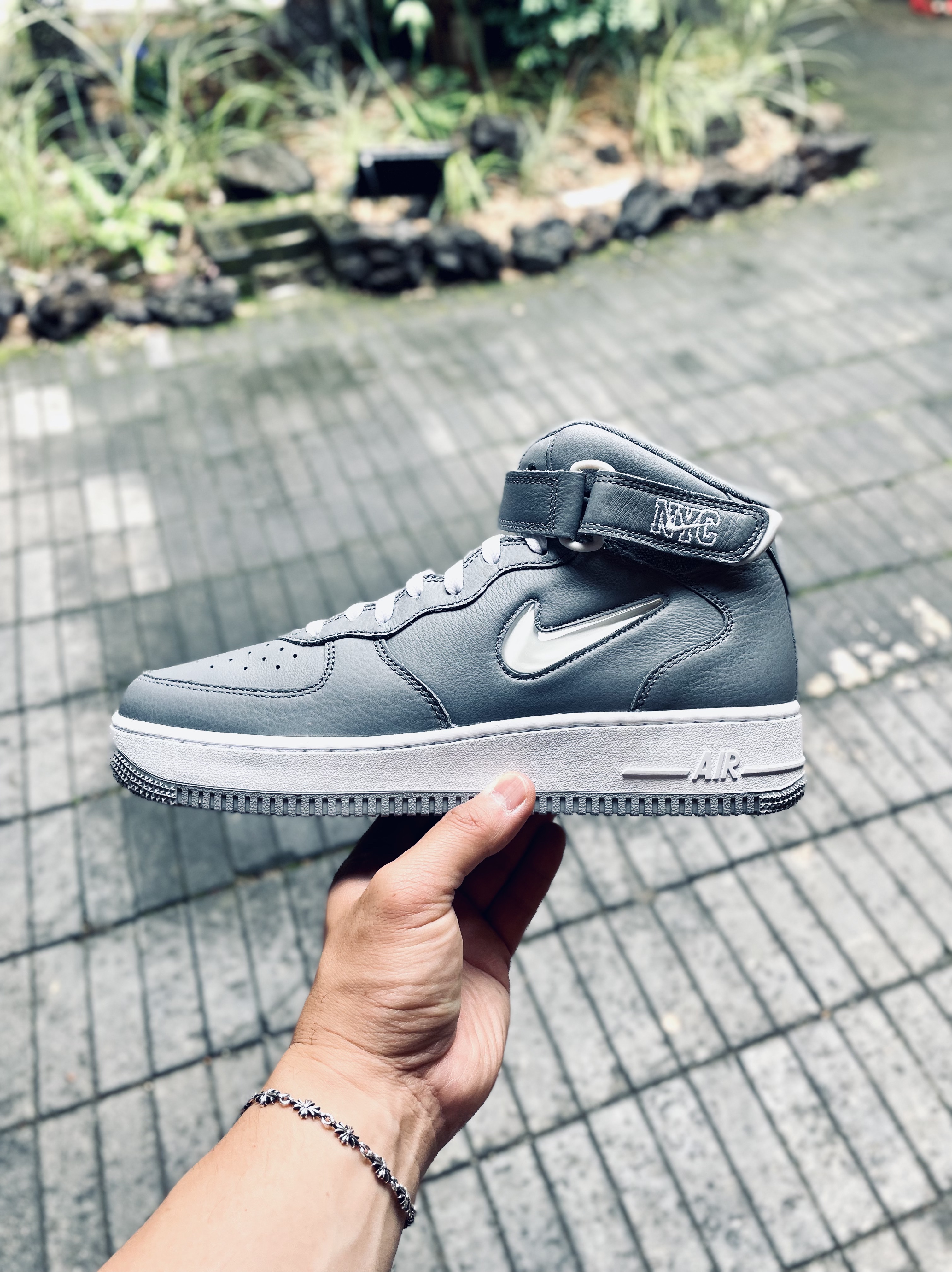 Nike Air Force 1 Mid QS NYC Cool Grey 착용 스타일