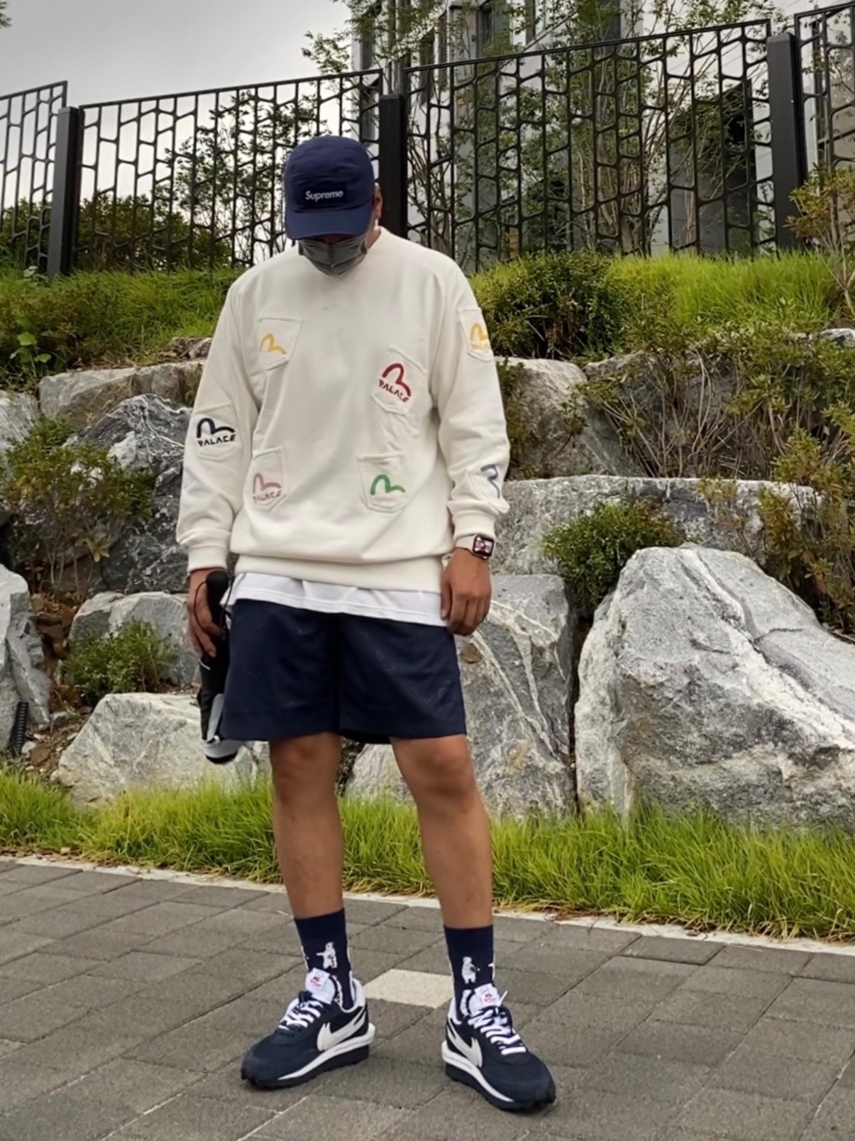 Palace x Evisu Multi Pocket Crew Egret - 21FW, Nike x Sacai x Fragment LDWaffle Blackened Blue 착용 스타일