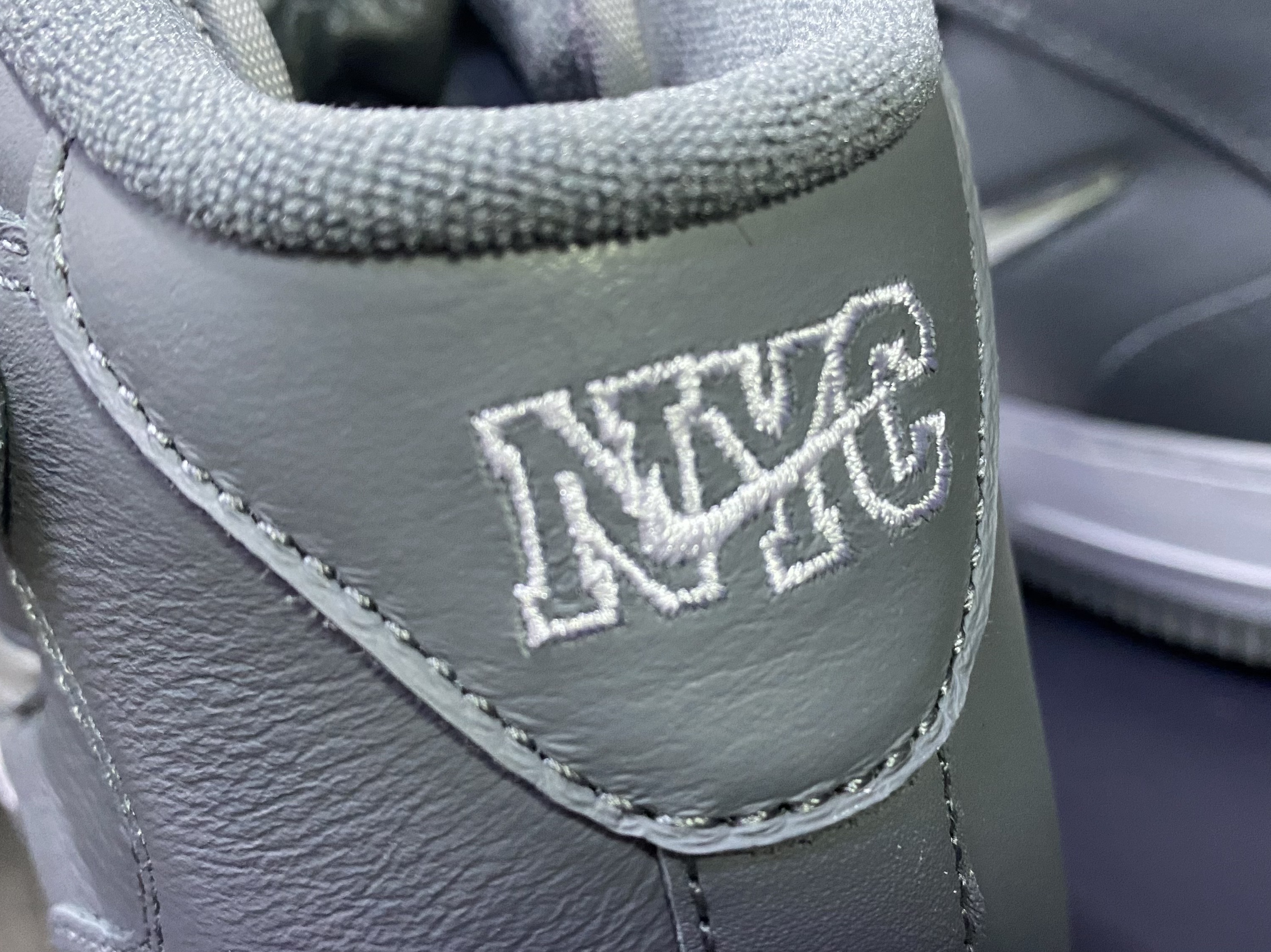 Nike Air Force 1 Mid QS NYC Cool Grey 착용 스타일 - 3