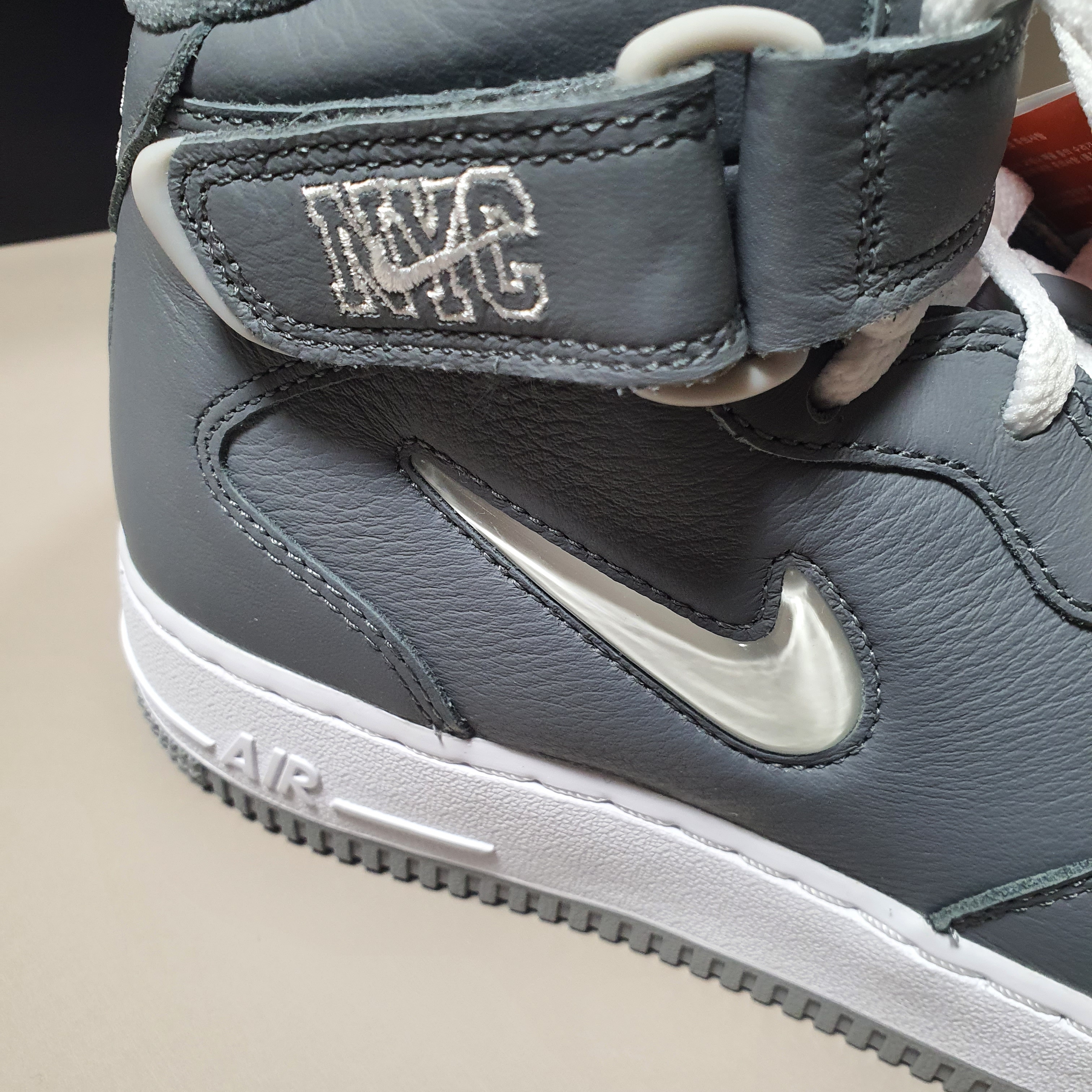 Nike Air Force 1 Mid QS NYC Cool Grey 착용 스타일 - 3