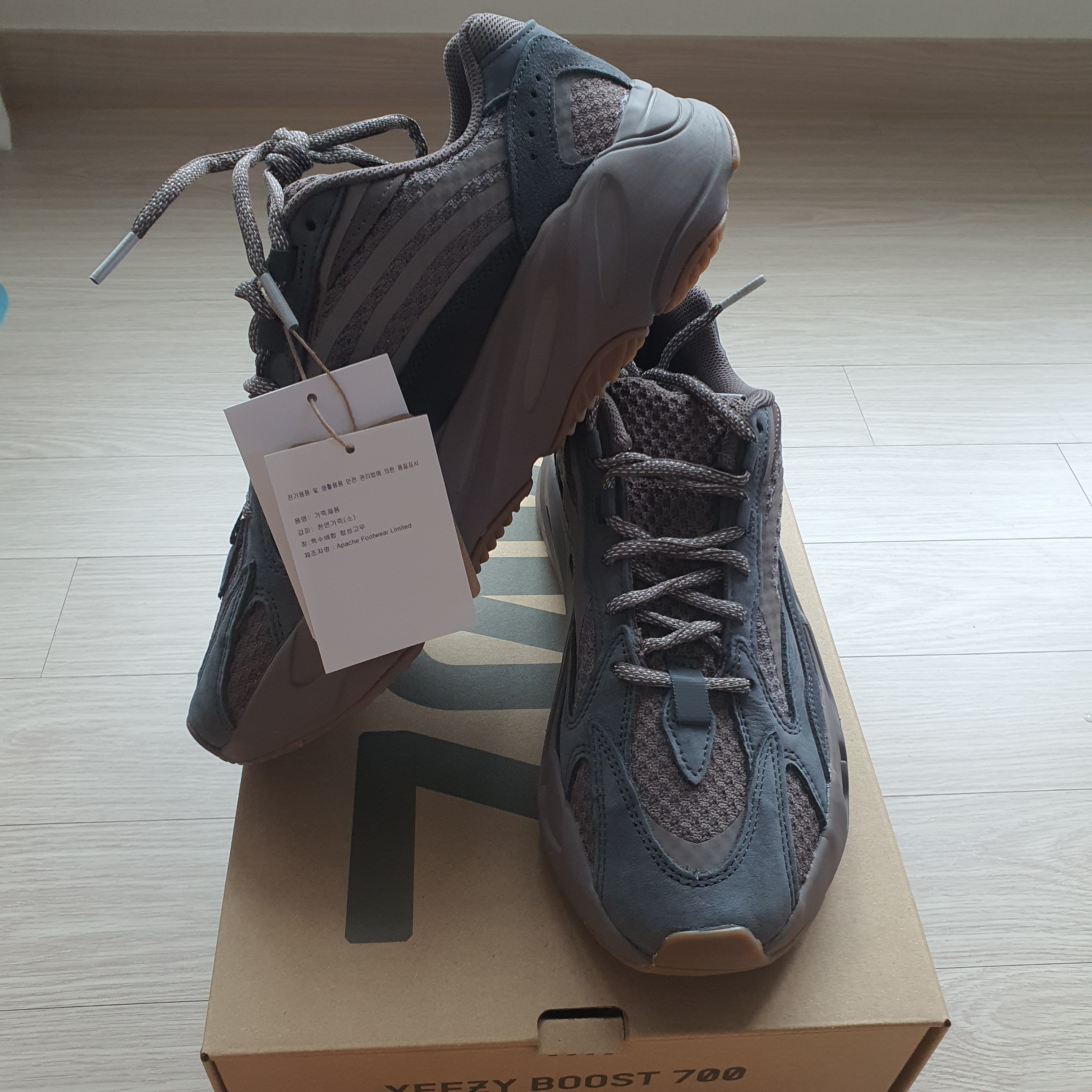 Adidas Yeezy Boost 700 V2 Mauve 착용 스타일