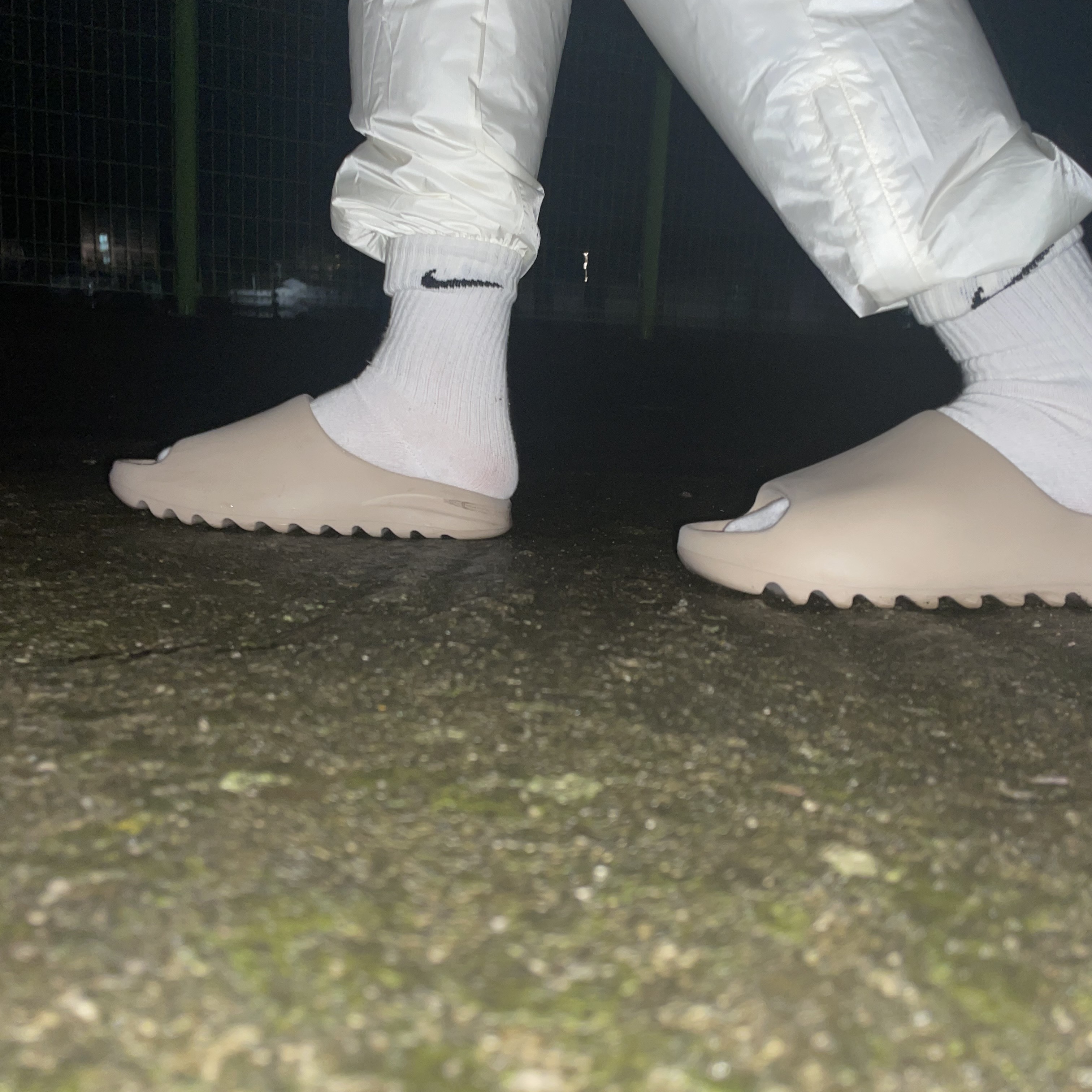 Adidas Yeezy Slide Pure, Nike x Drake Nocta Golf Pants Sail - Asia 착용 스타일