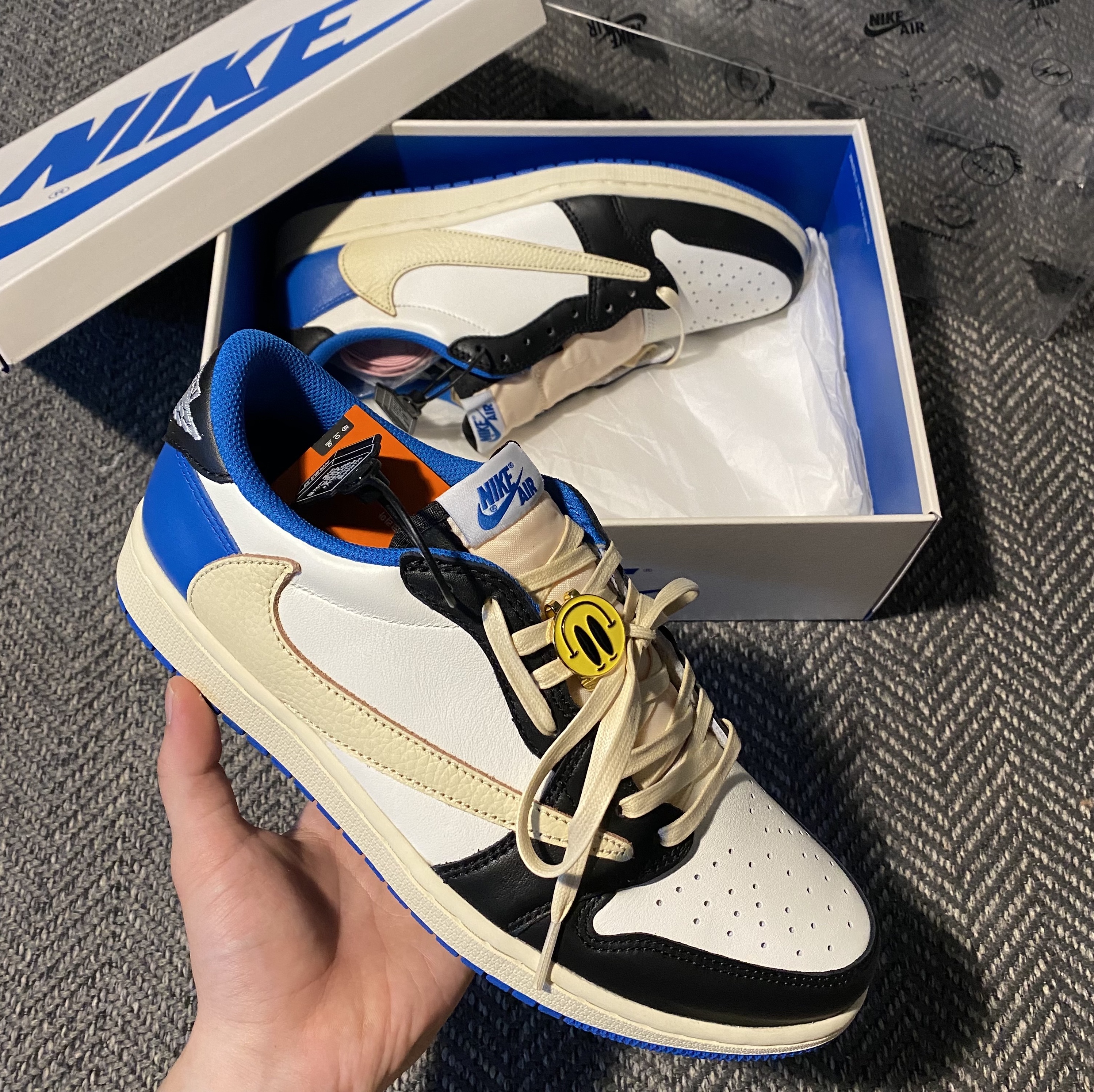 Jordan 1 x Travis Scott x Fragment Retro Low OG SP Military Blue 착용 스타일