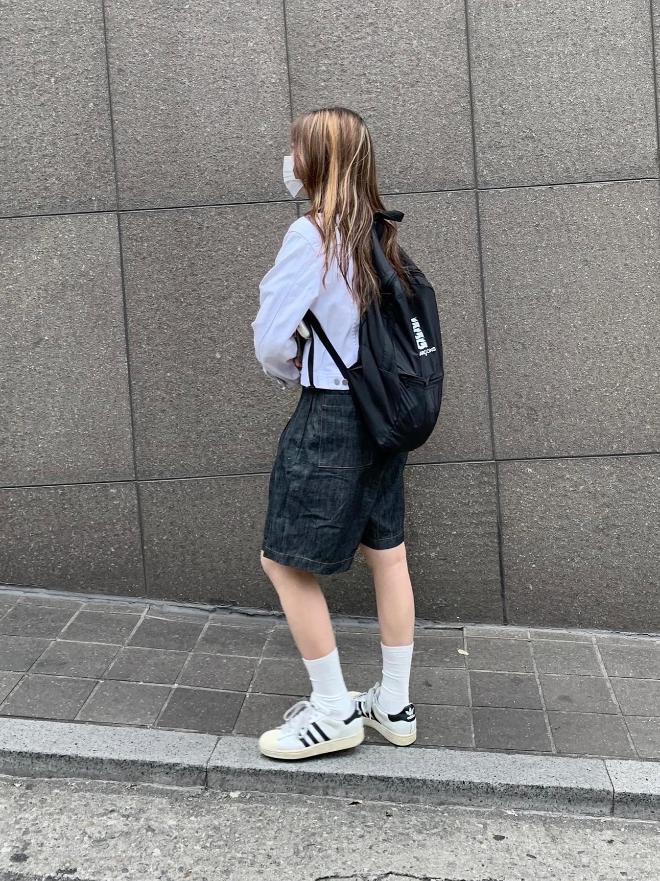 Adidas Superstar Premium White Black 착용 스타일 - 3