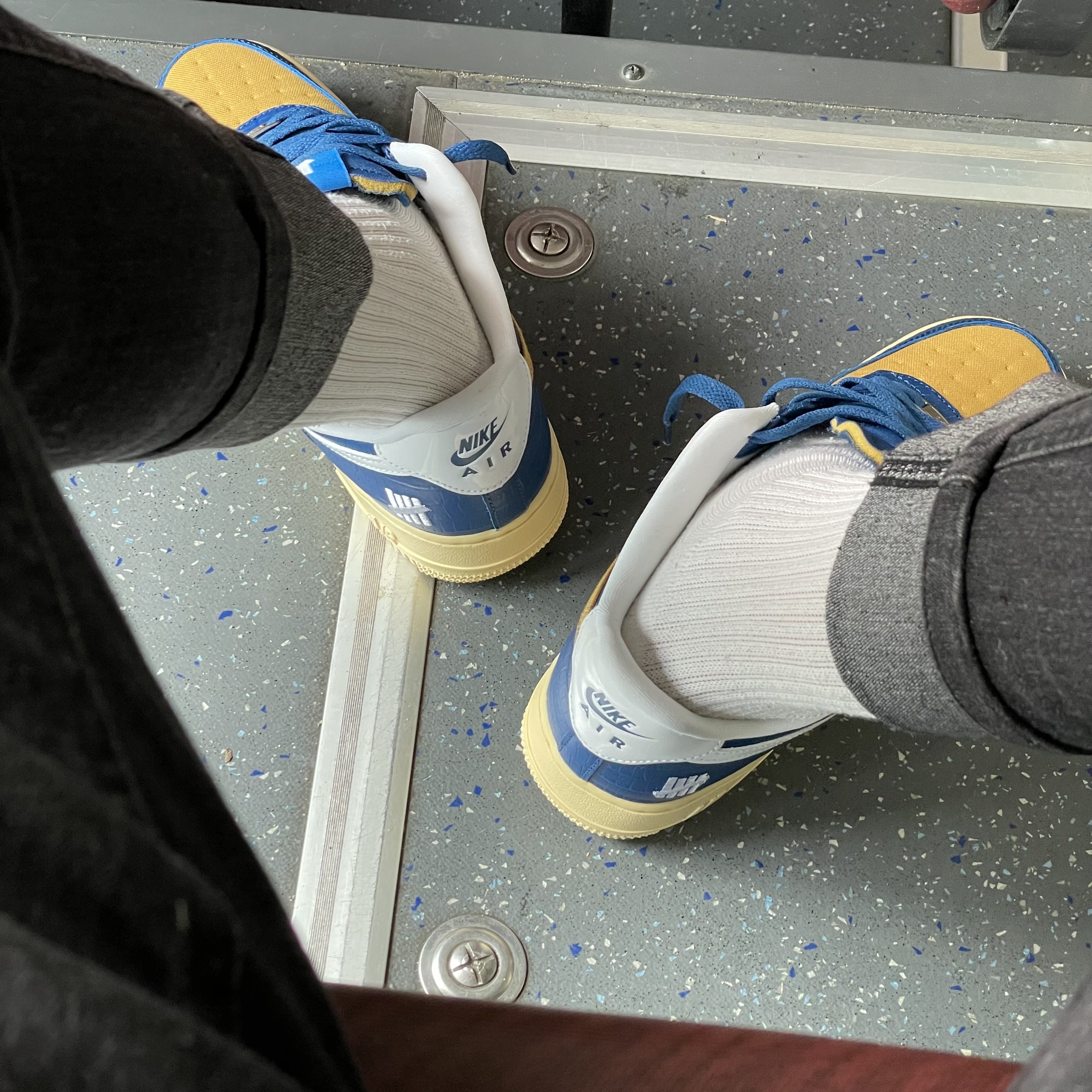 Nike Air Force 1 '07 LX Milky Stork, Nike x Undefeated Air Force 1 Low SP 5 On It Court Blue 착용 스타일 - 2