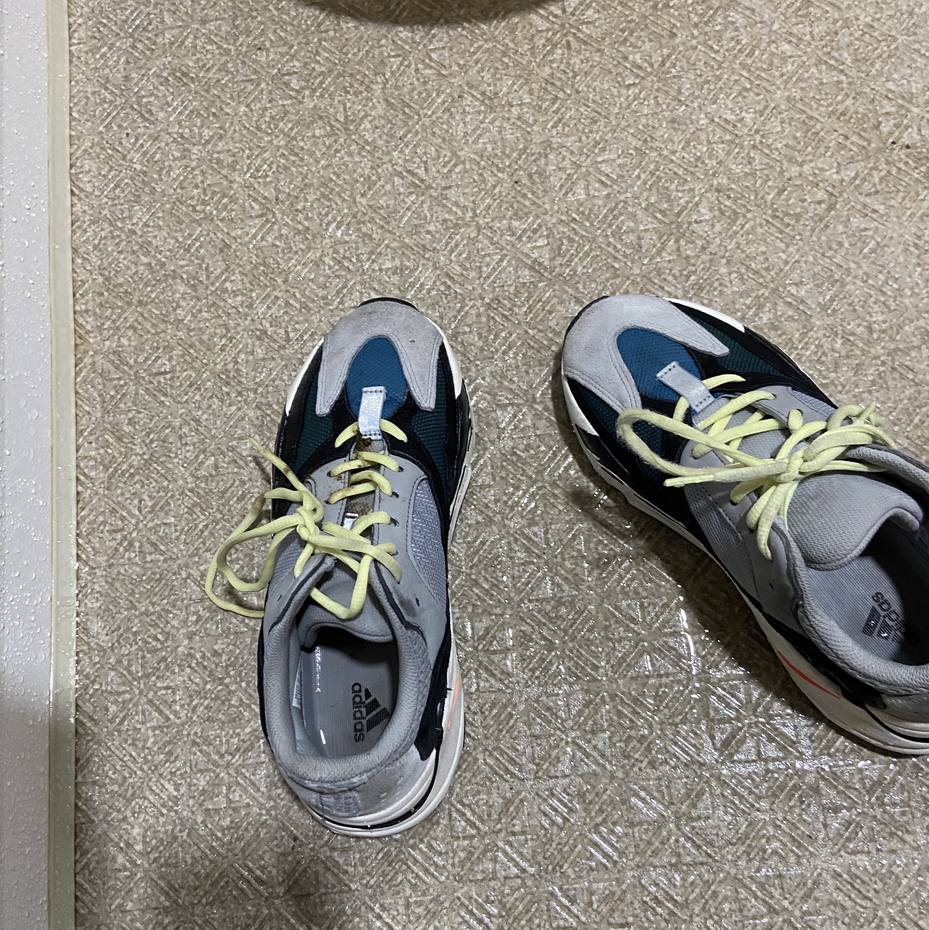 Adidas Yeezy Boost 700 Wave Runner Solid Grey 2017/2019 착용 스타일