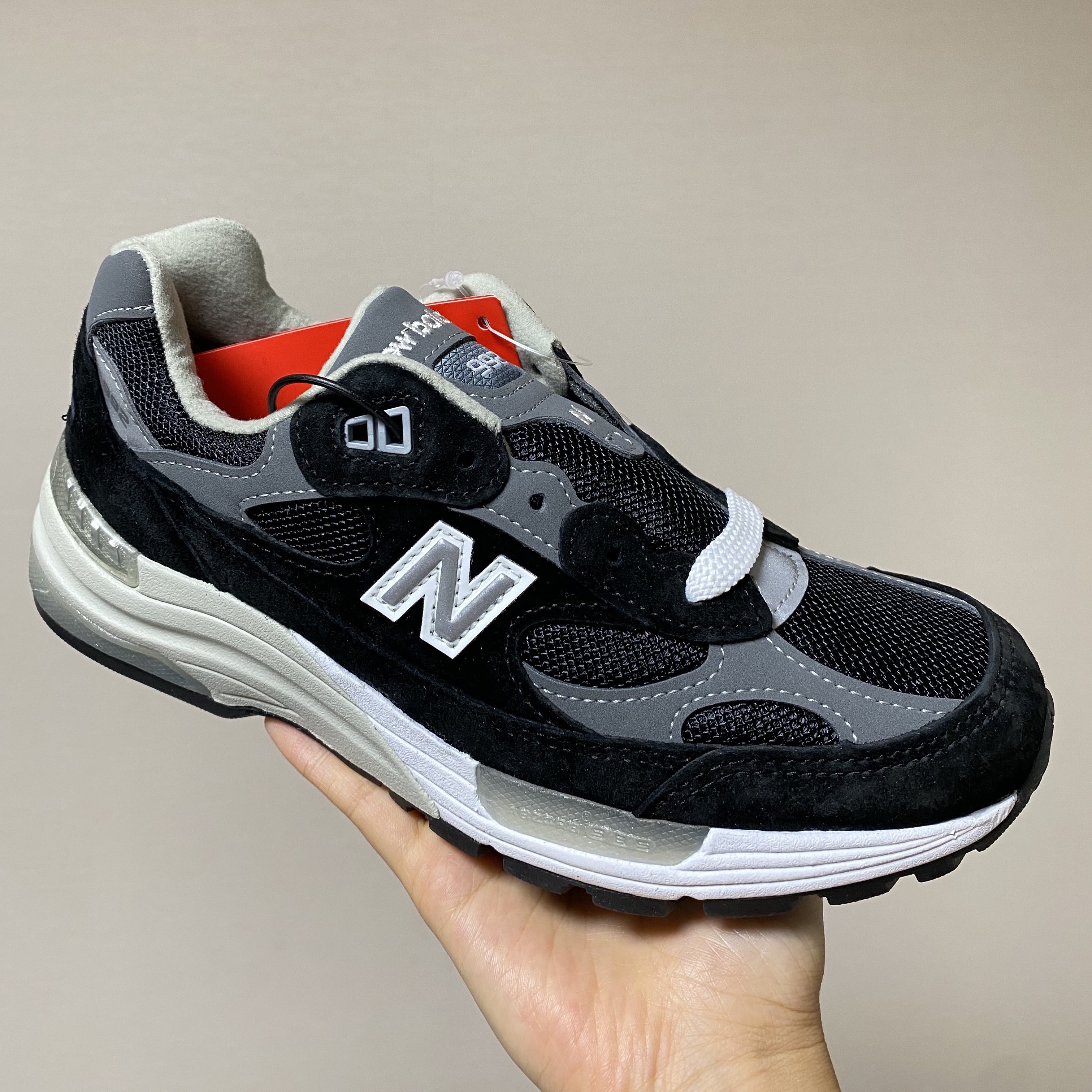 New Balance 992 Made in USA Black Grey 착용 스타일 - 2