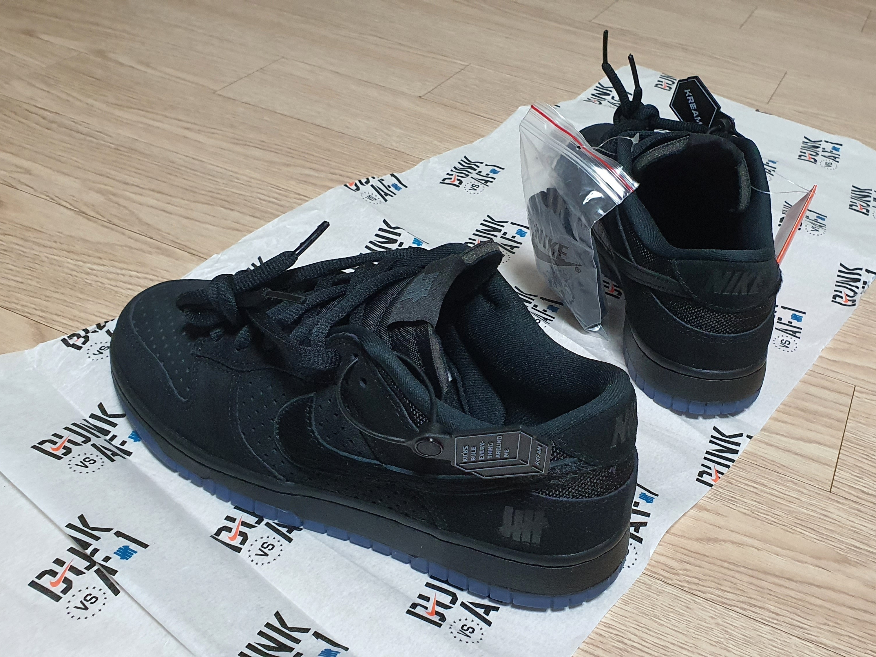 Nike x Undefeated Dunk Low SP 5 On It Black 착용 스타일 - 2