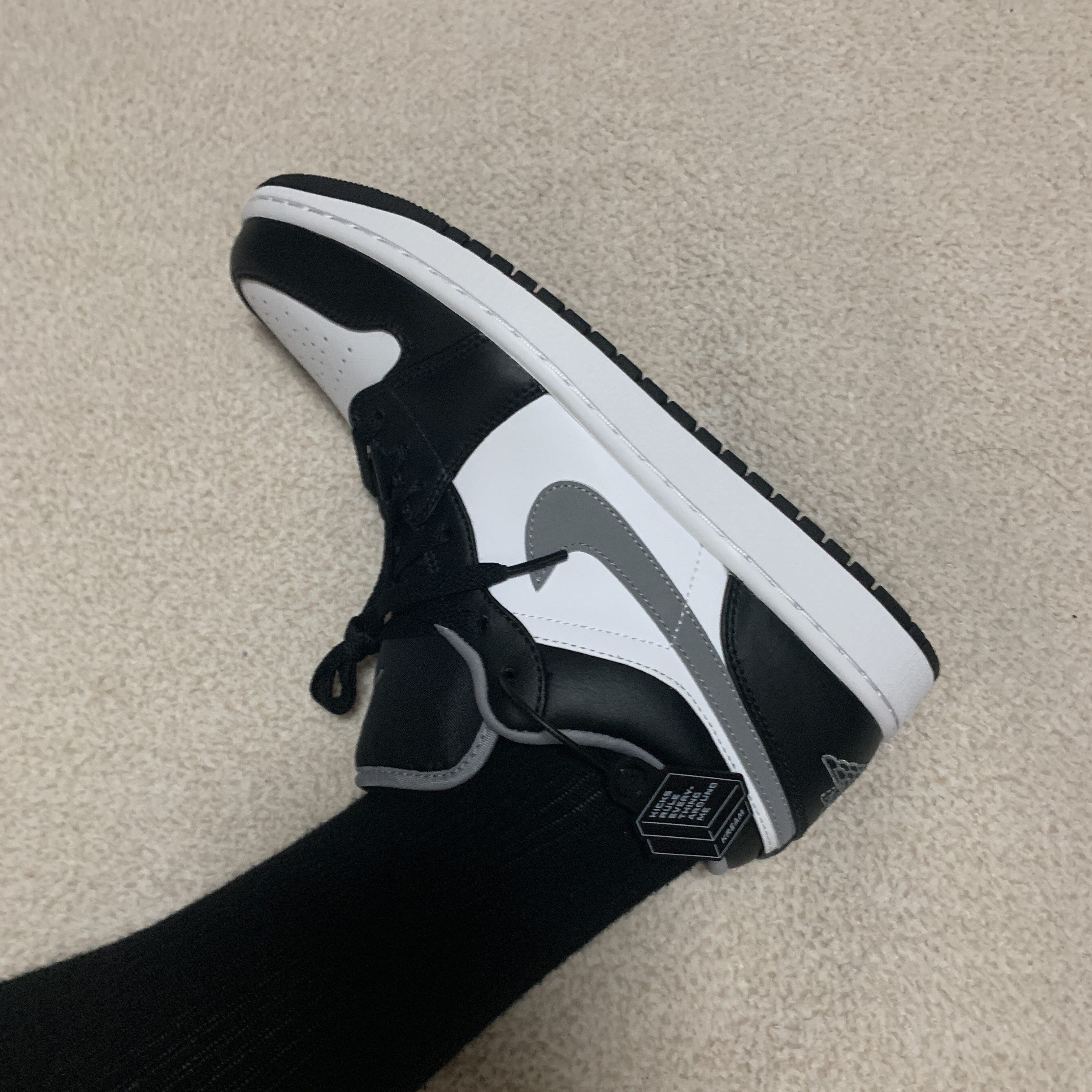 Jordan 1 Low Black Particle Grey 착용 스타일 - 2