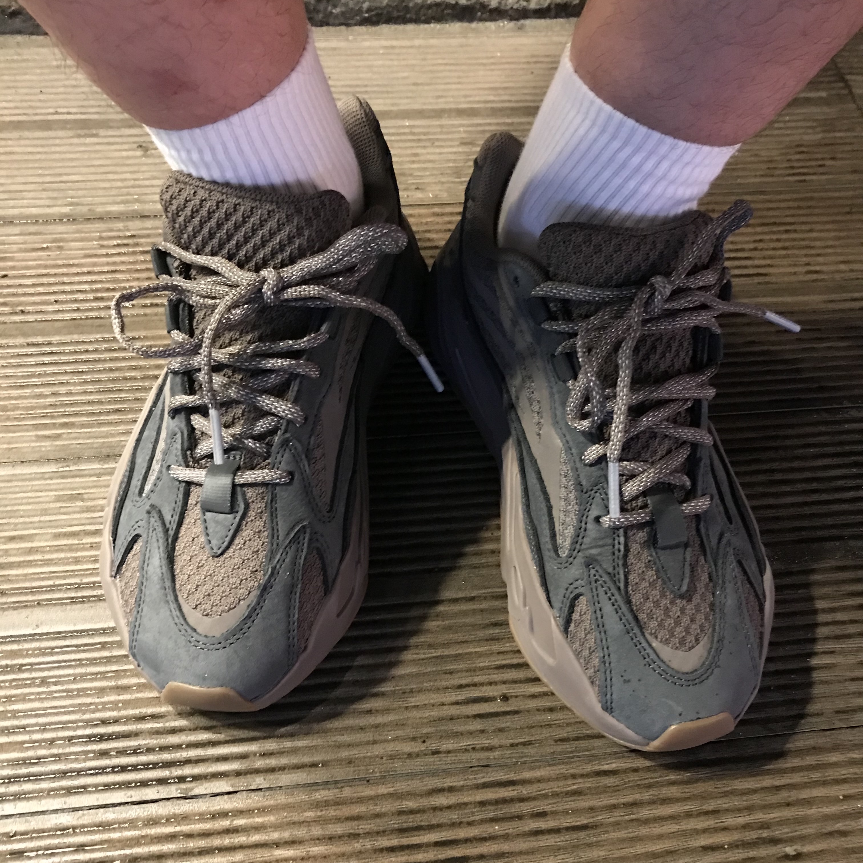 Adidas Yeezy Boost 700 V2 Mauve 착용 스타일