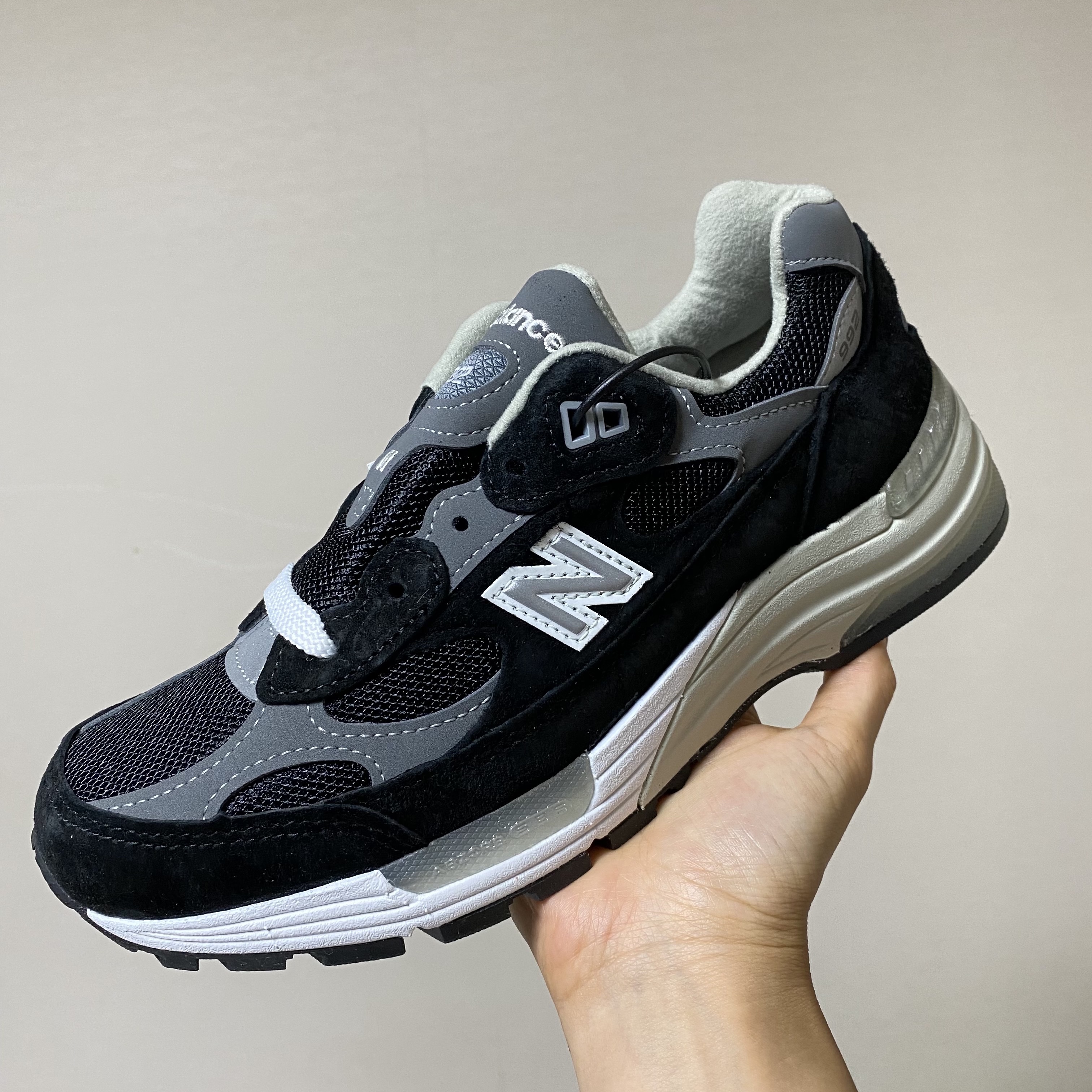 New Balance 992 Made in USA Black Grey 착용 스타일 - 1
