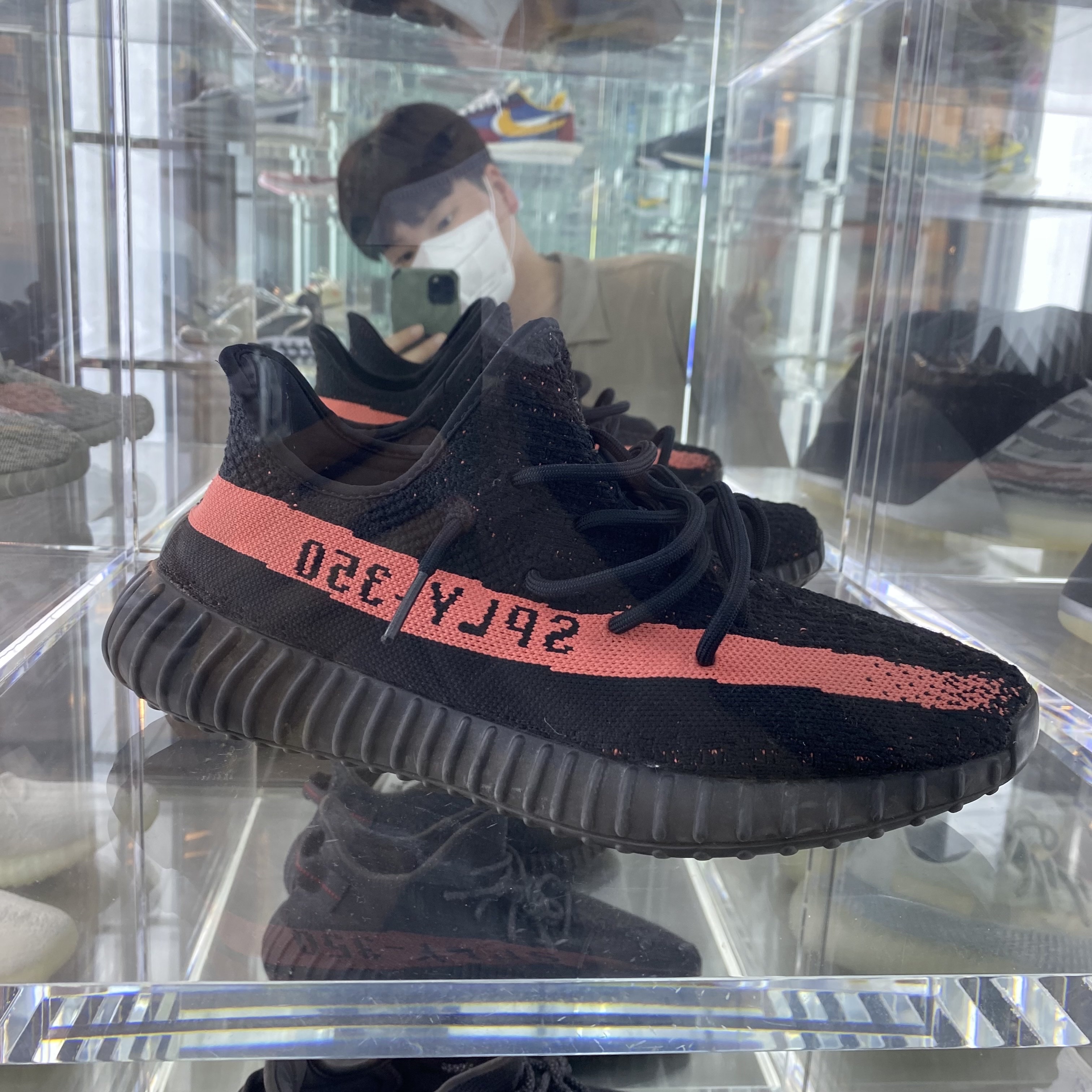 Adidas Yeezy Boost 350 V2 Core Black Red 2016 착용 스타일