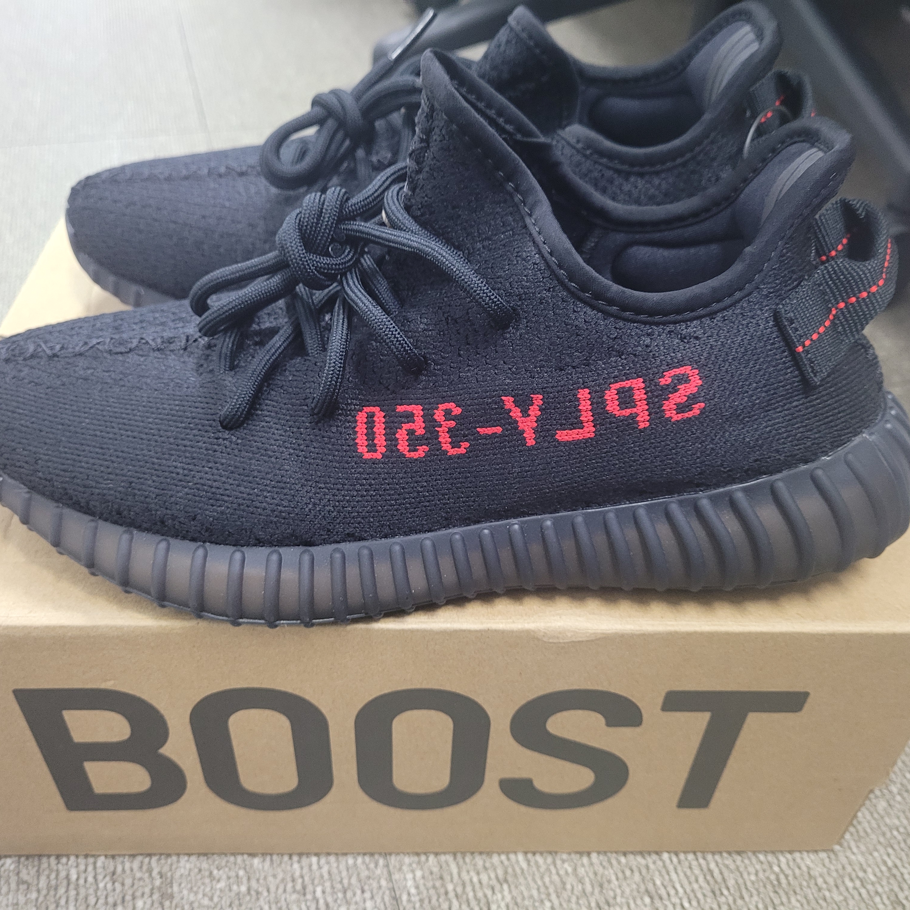 Adidas Yeezy Boost 350 V2 Black Red 2020 착용 스타일