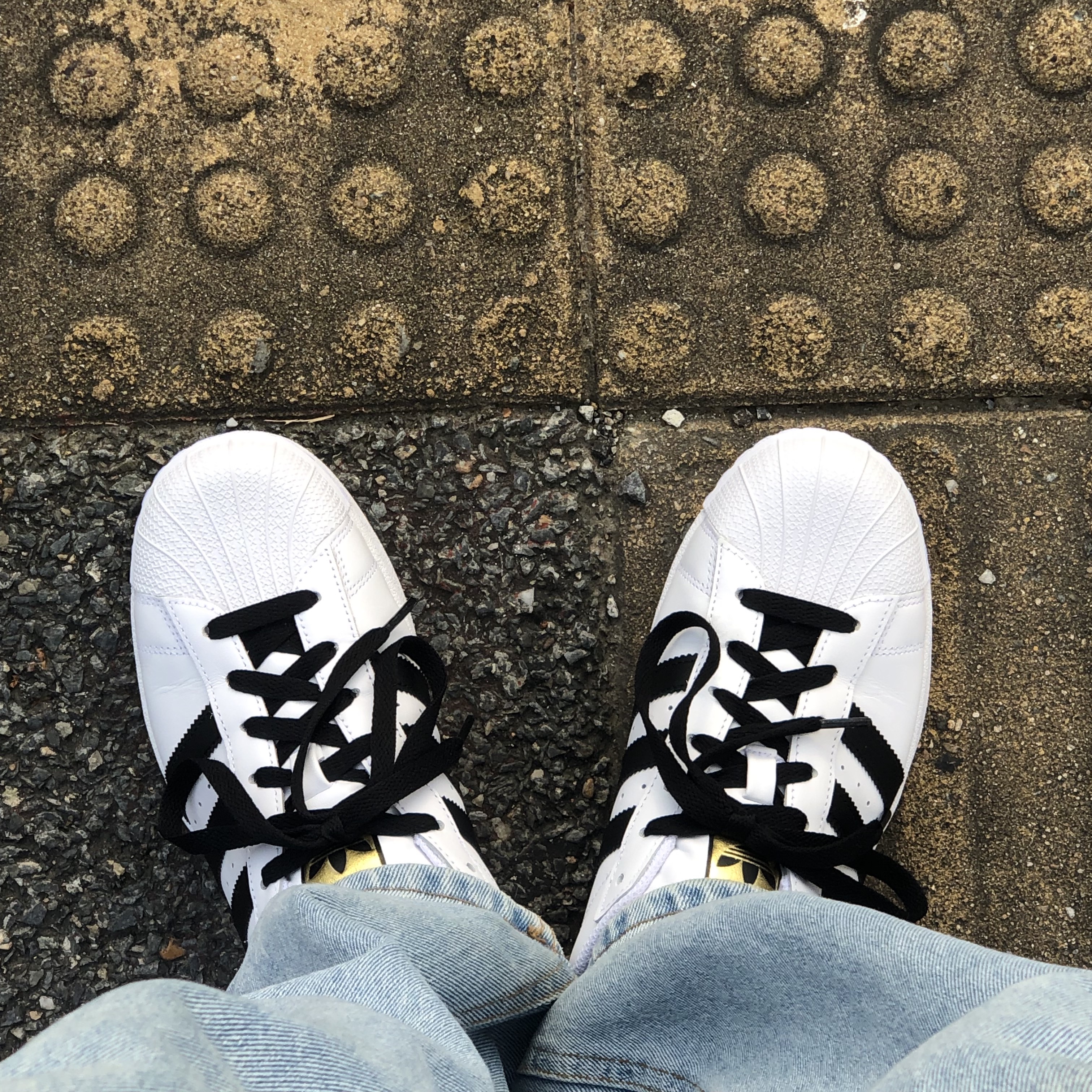 Adidas Superstar White Black 착용 스타일