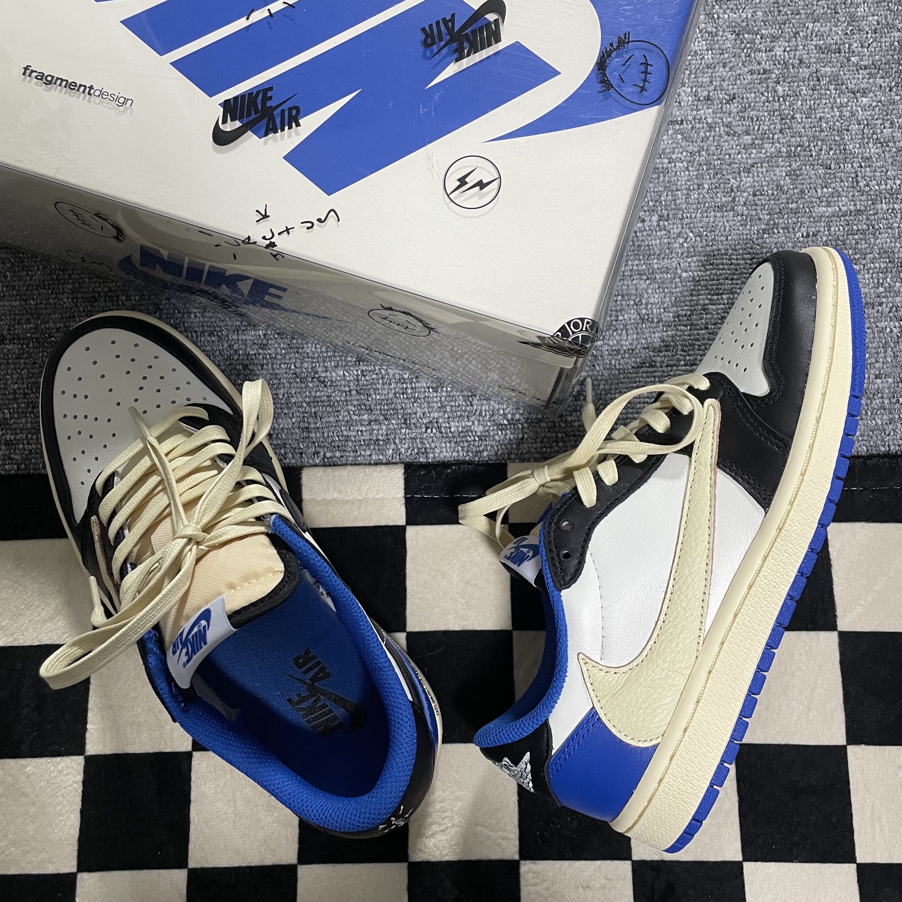 Jordan 1 x Travis Scott x Fragment Retro Low OG SP Military Blue 착용 스타일 - 2