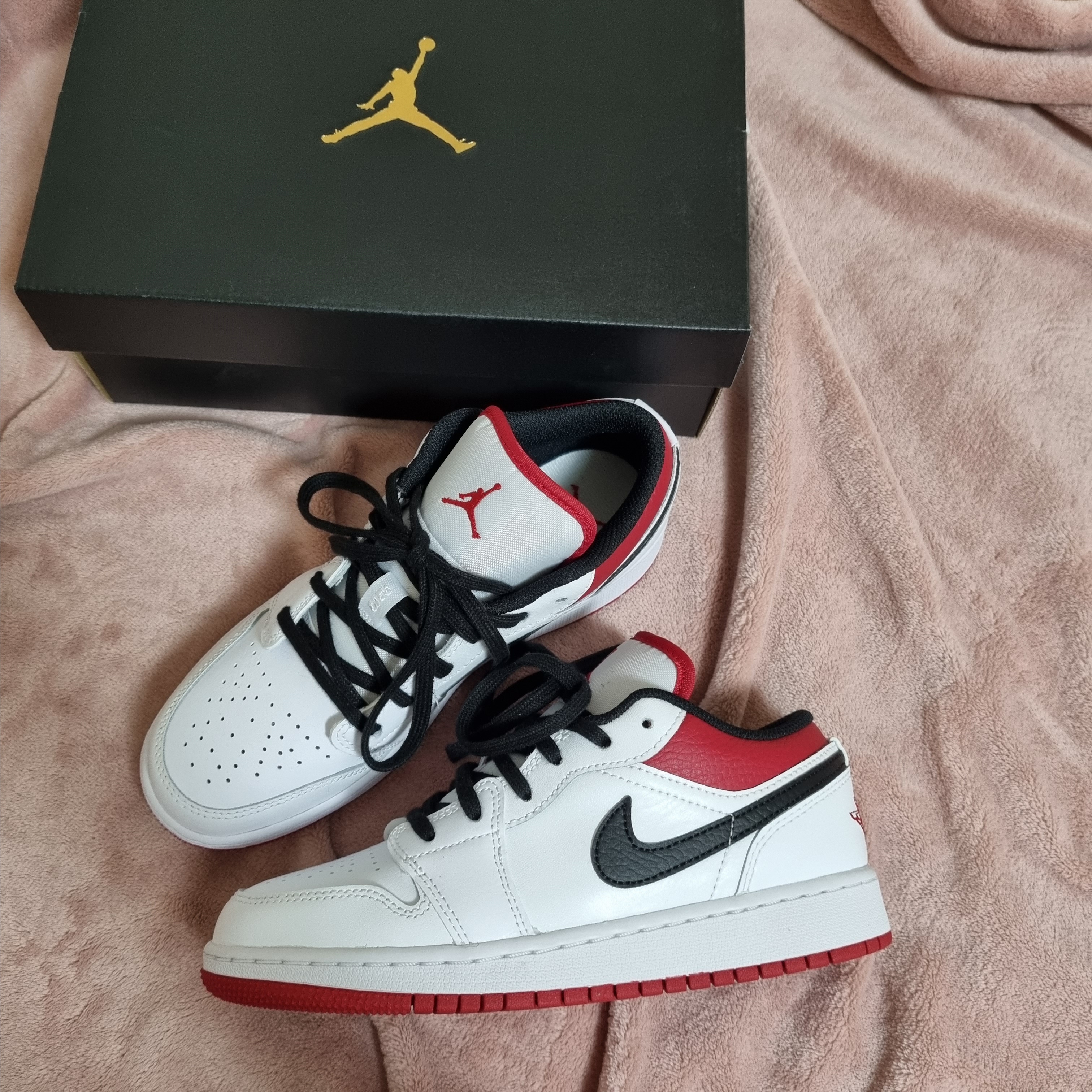 (GS) Jordan 1 Low White Red Black 착용 스타일