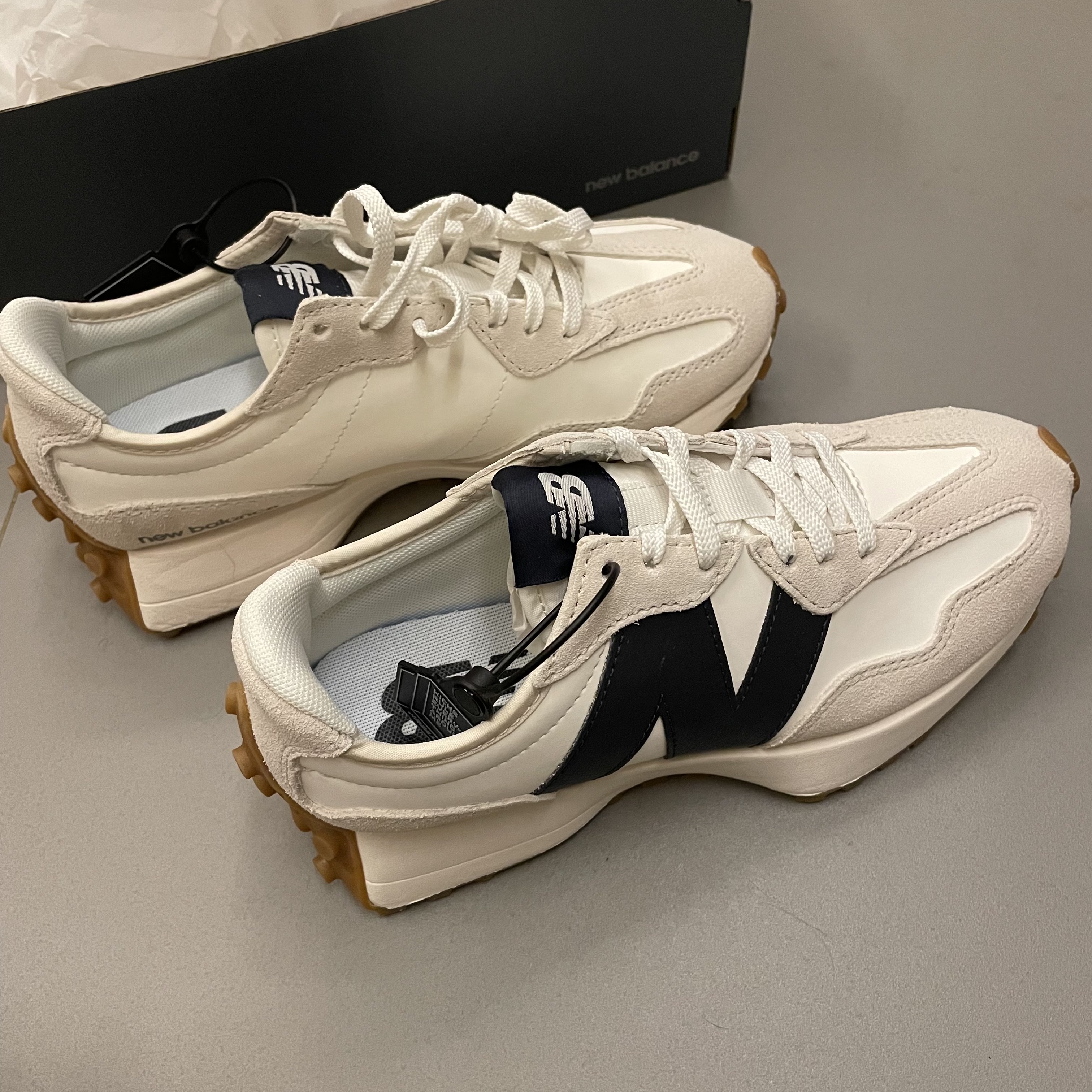 (W) New Balance 327 Beige Gum 착용 스타일 - 4