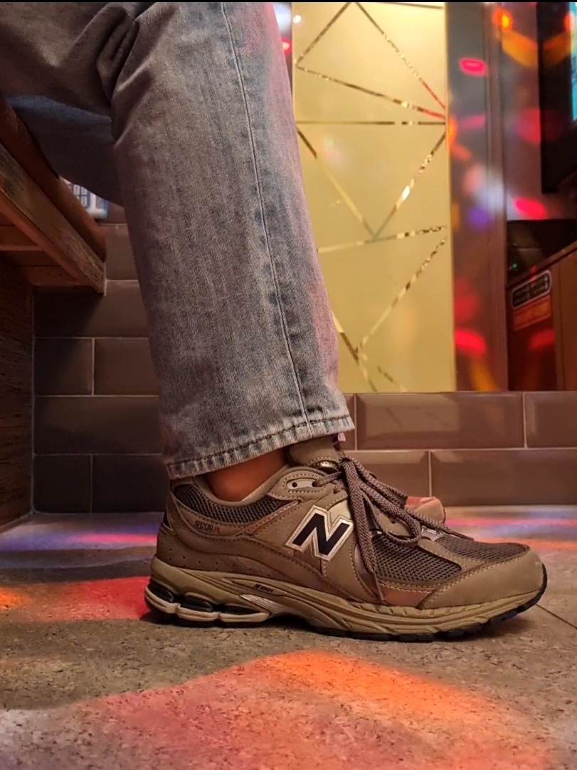 New Balance 2002R Grey, New Balance 2002R Gray 착용 스타일 - 2