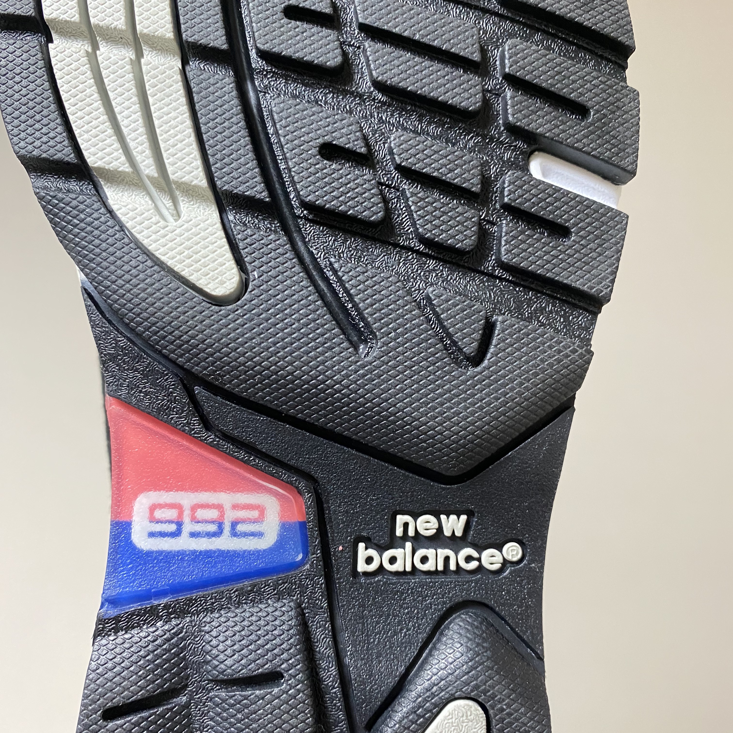 New Balance 992 Made in USA Black Grey 착용 스타일 - 3
