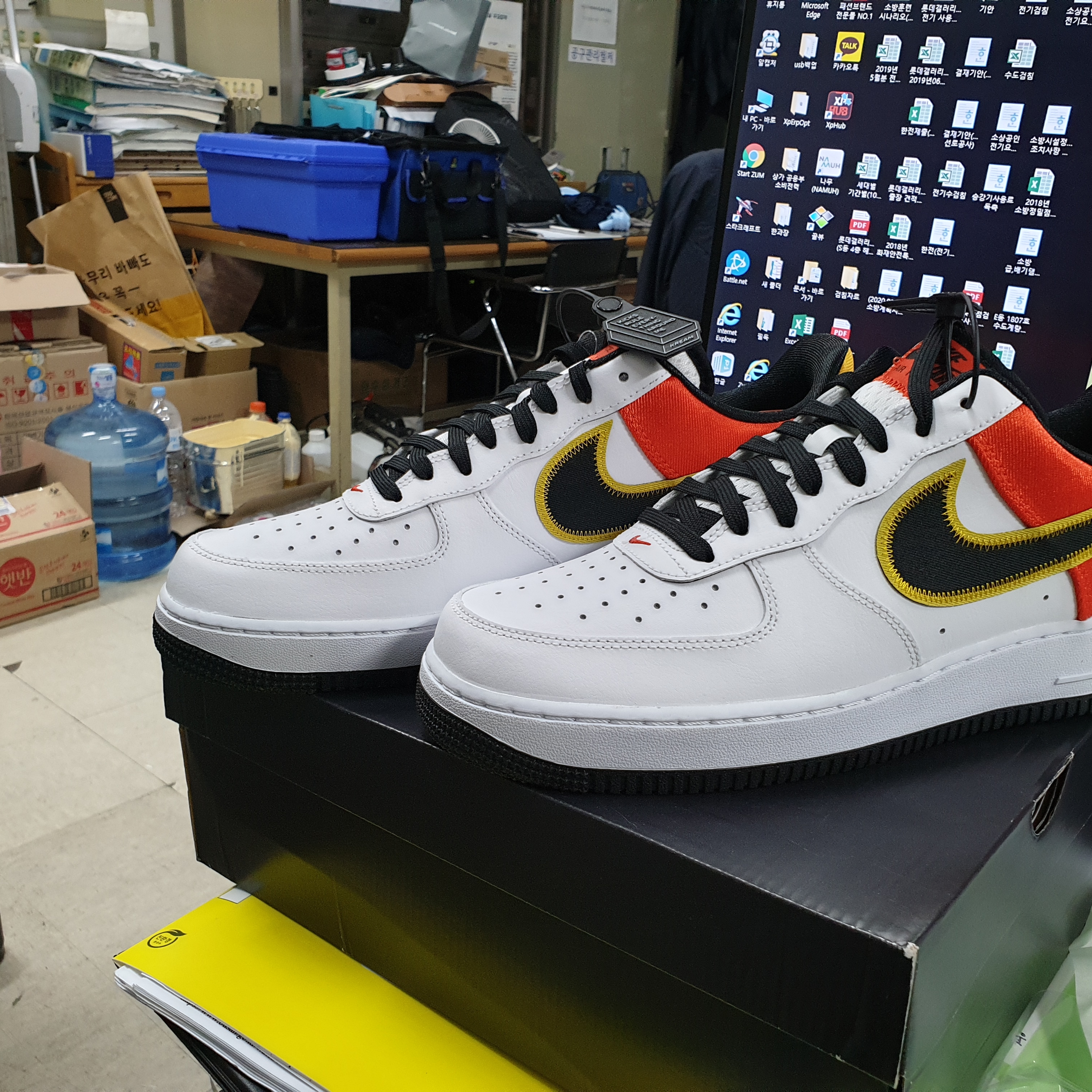 Nike Air Force 1 '07 LV8 Rayguns 착용 스타일 - 4