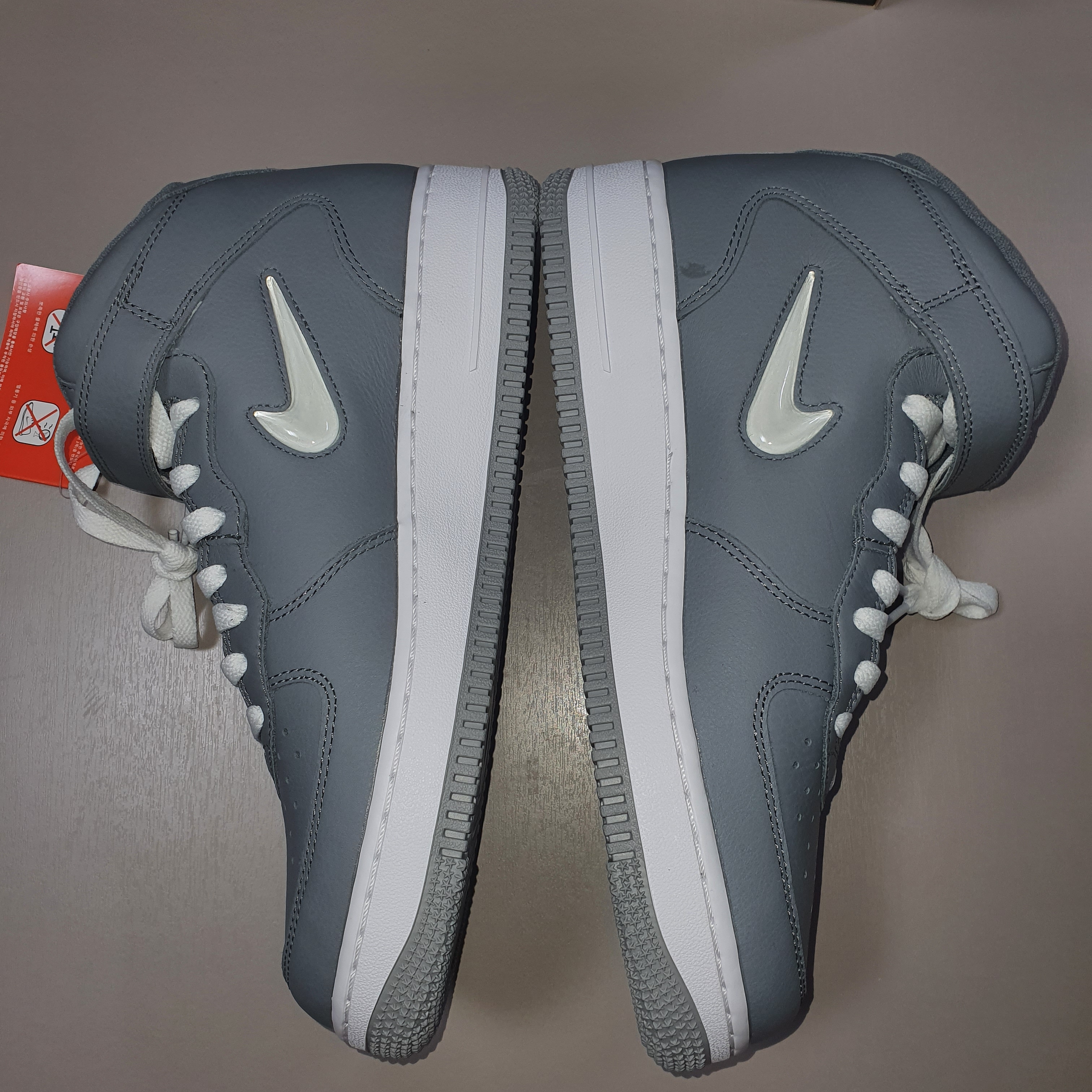 Nike Air Force 1 Mid QS NYC Cool Grey 착용 스타일 - 5