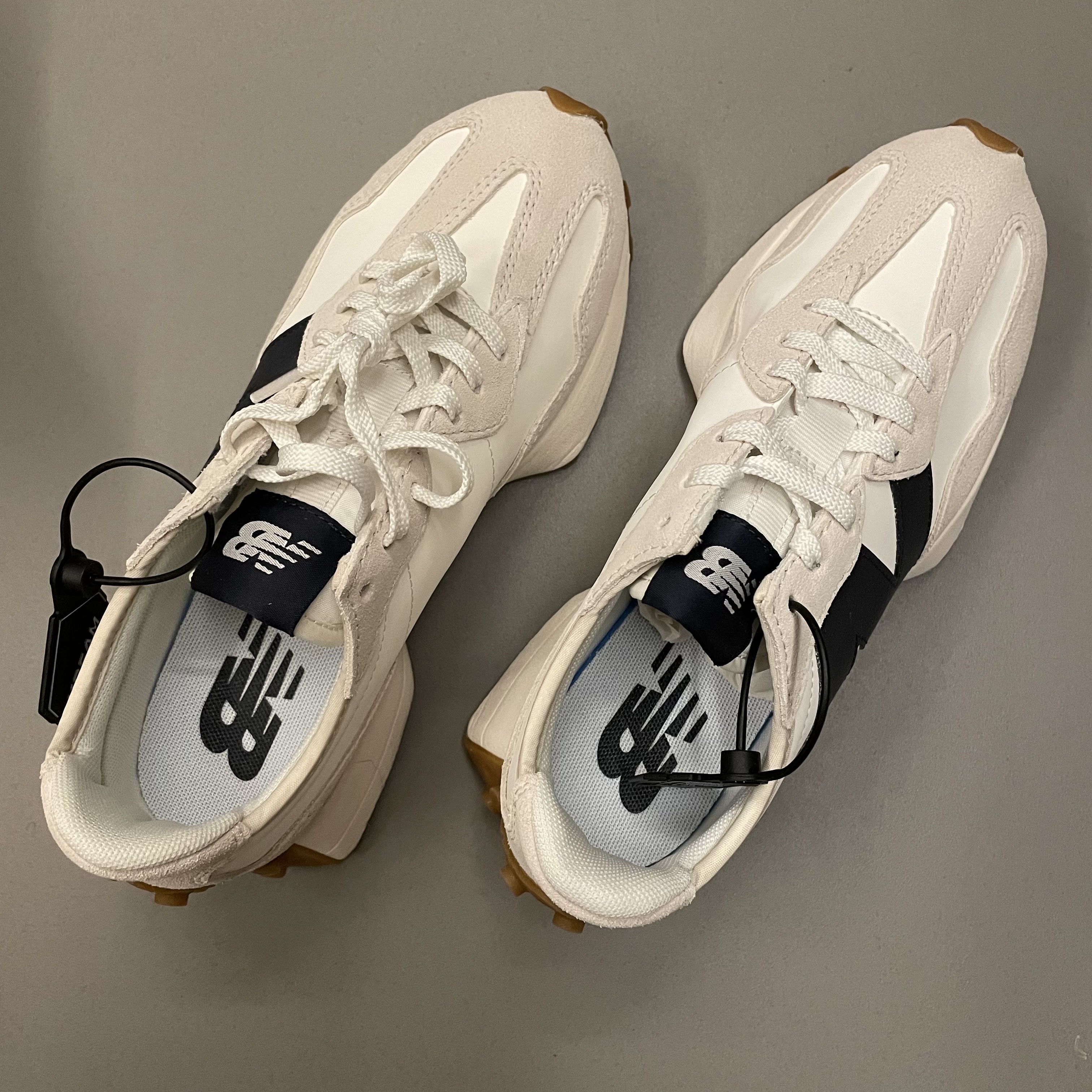 (W) New Balance 327 Beige Gum 착용 스타일 - 3