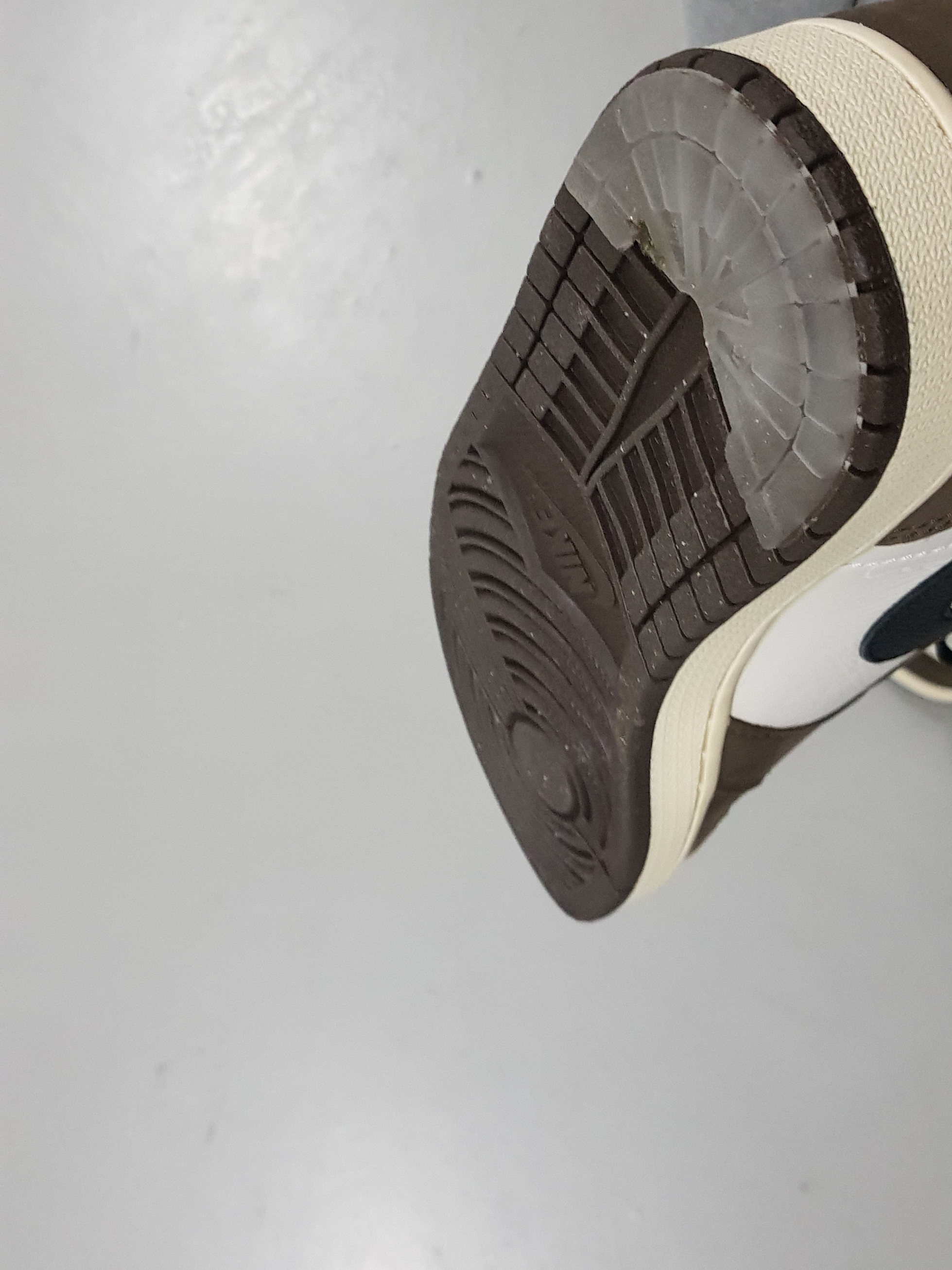 Jordan 1 x Travis Scott Retro High OG SP Mocha, Jordan x Travis Scott x Fragment T-Shirt Sail (DJ0619-133) 착용 스타일 - 3