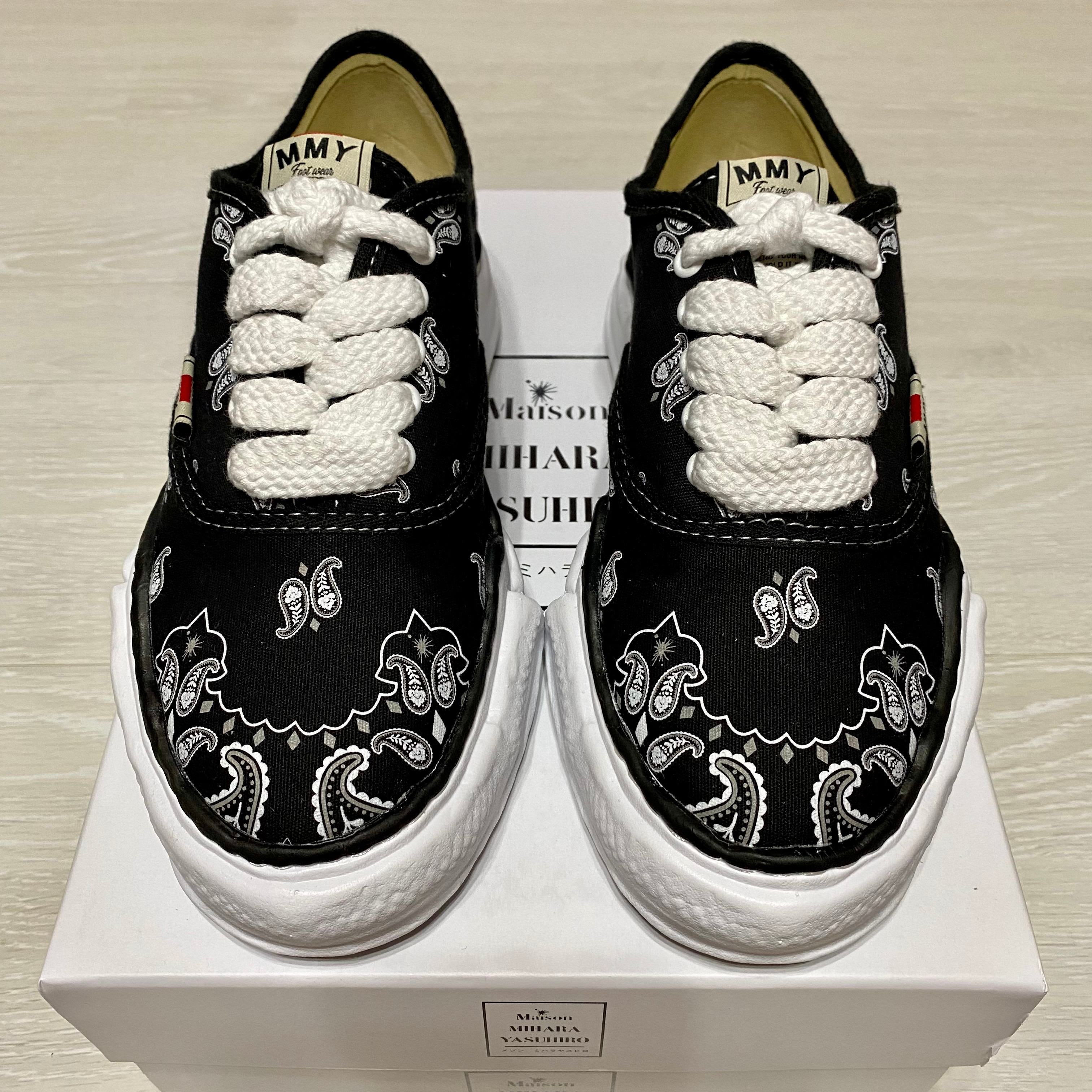 Maison Mihara Yasuhiro Baker OG Sole Bandana Low-top Sneakers Black 착용 스타일 - 3