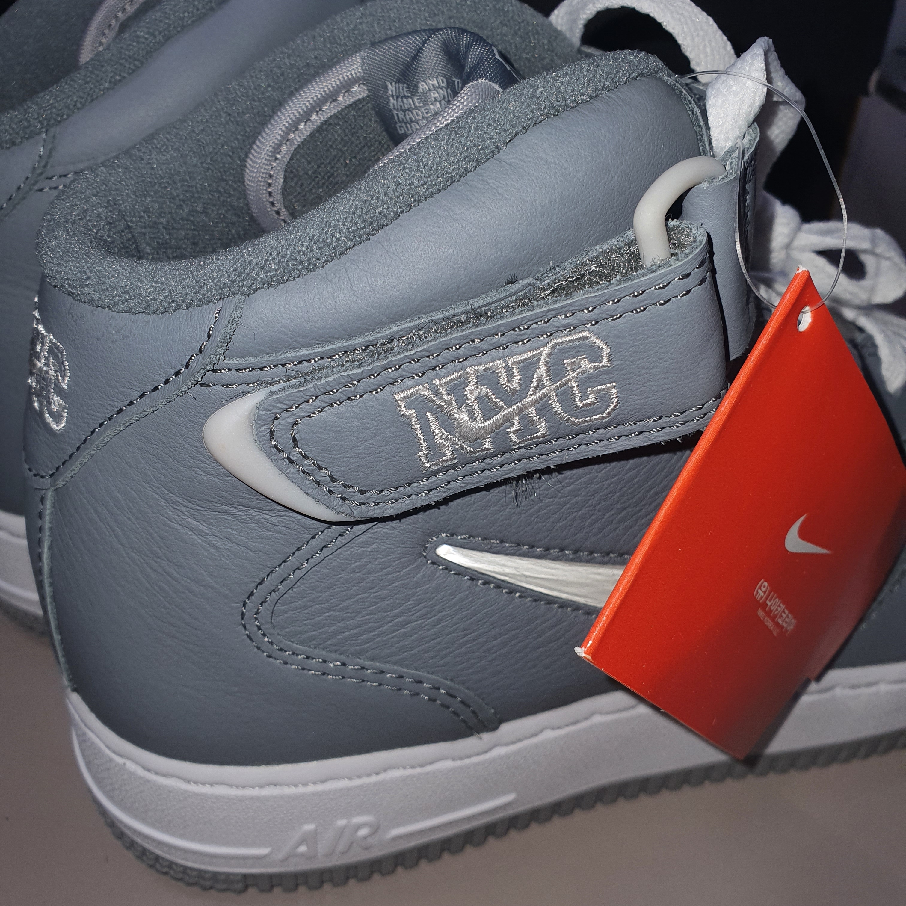 Nike Air Force 1 Mid QS NYC Cool Grey 착용 스타일 - 4