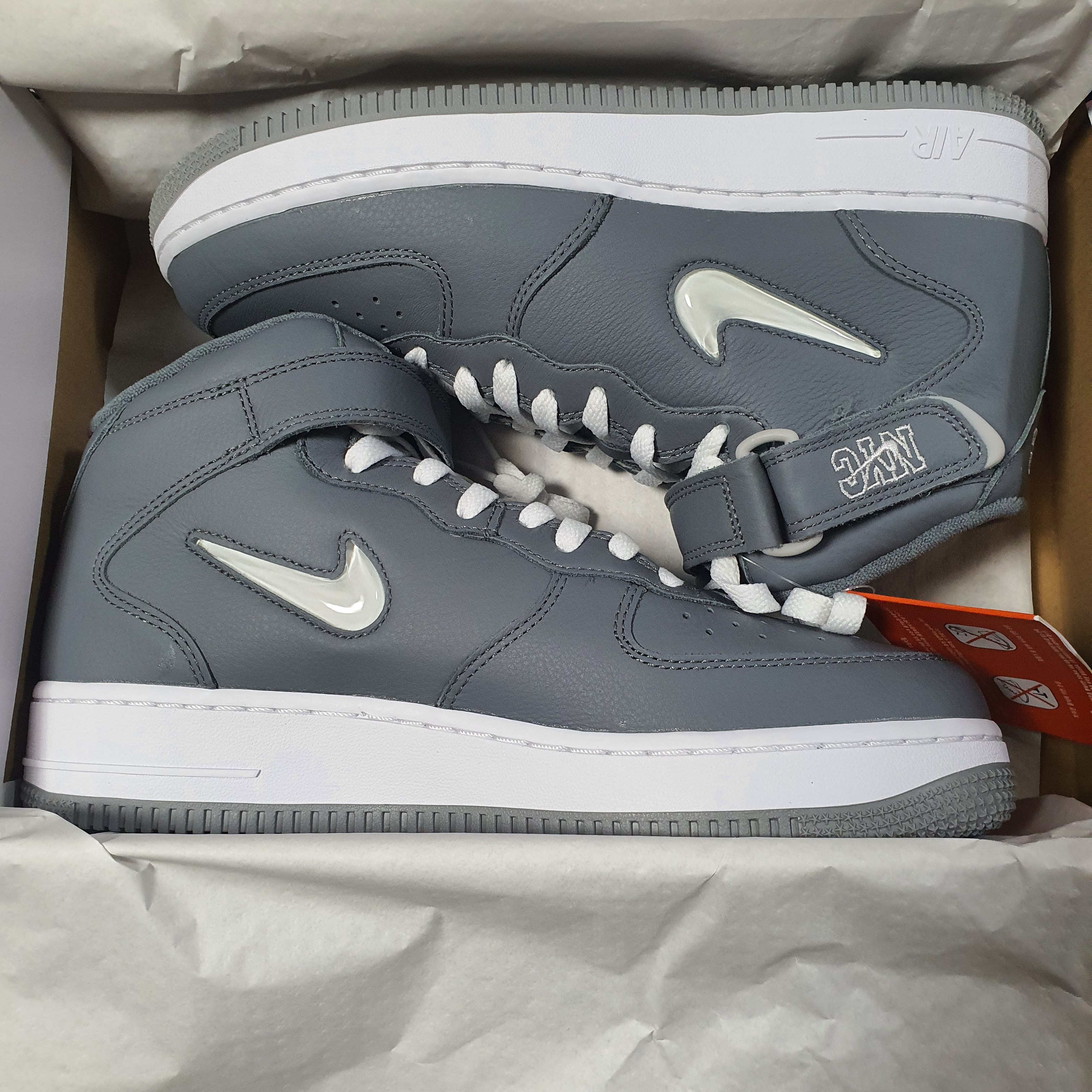 Nike Air Force 1 Mid QS NYC Cool Grey 착용 스타일 - 2
