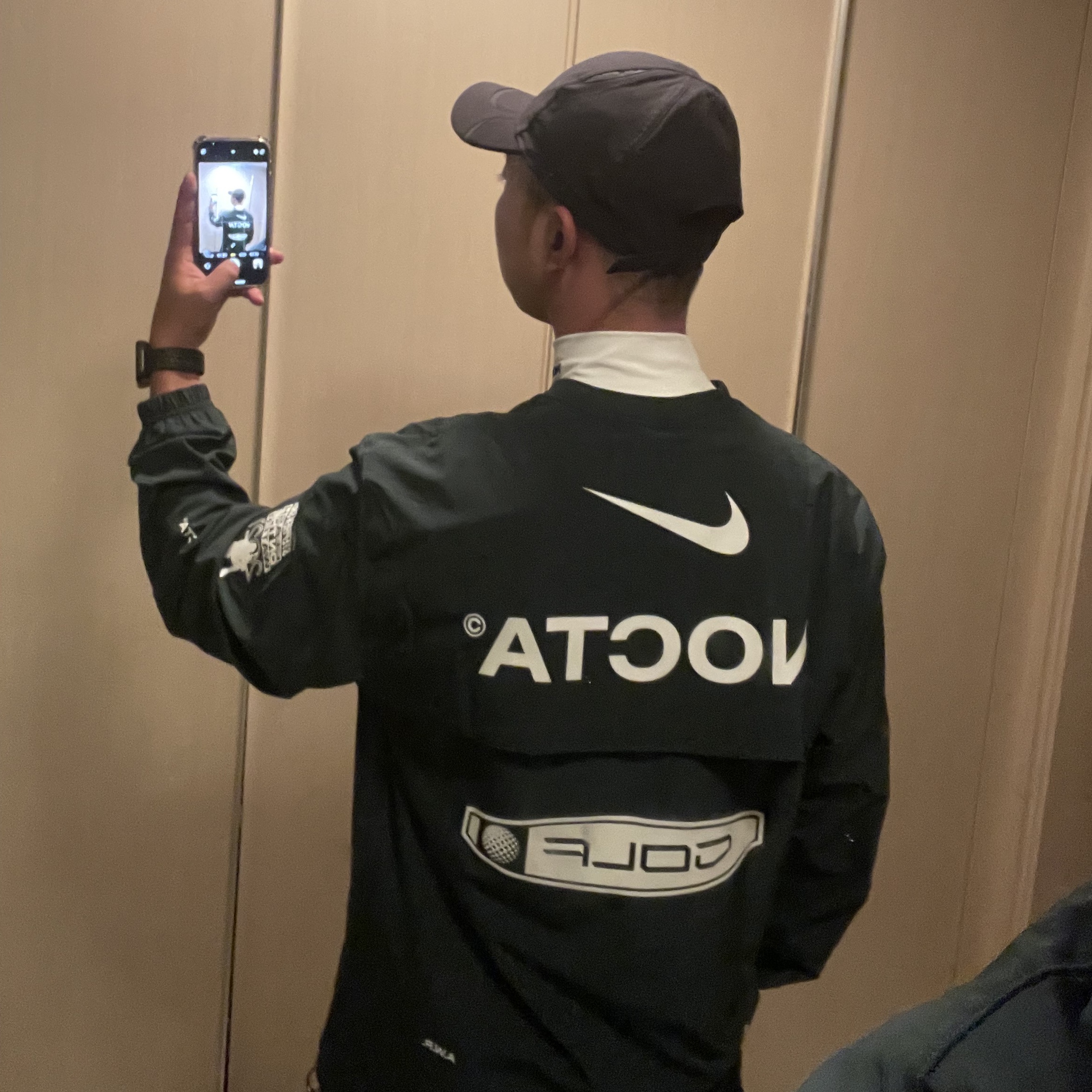 Nike x Drake Nocta Golf Crewneck Top Green - Asia, Nike x Drake Nocta NRG AU L91 Cap 착용 스타일 - 2