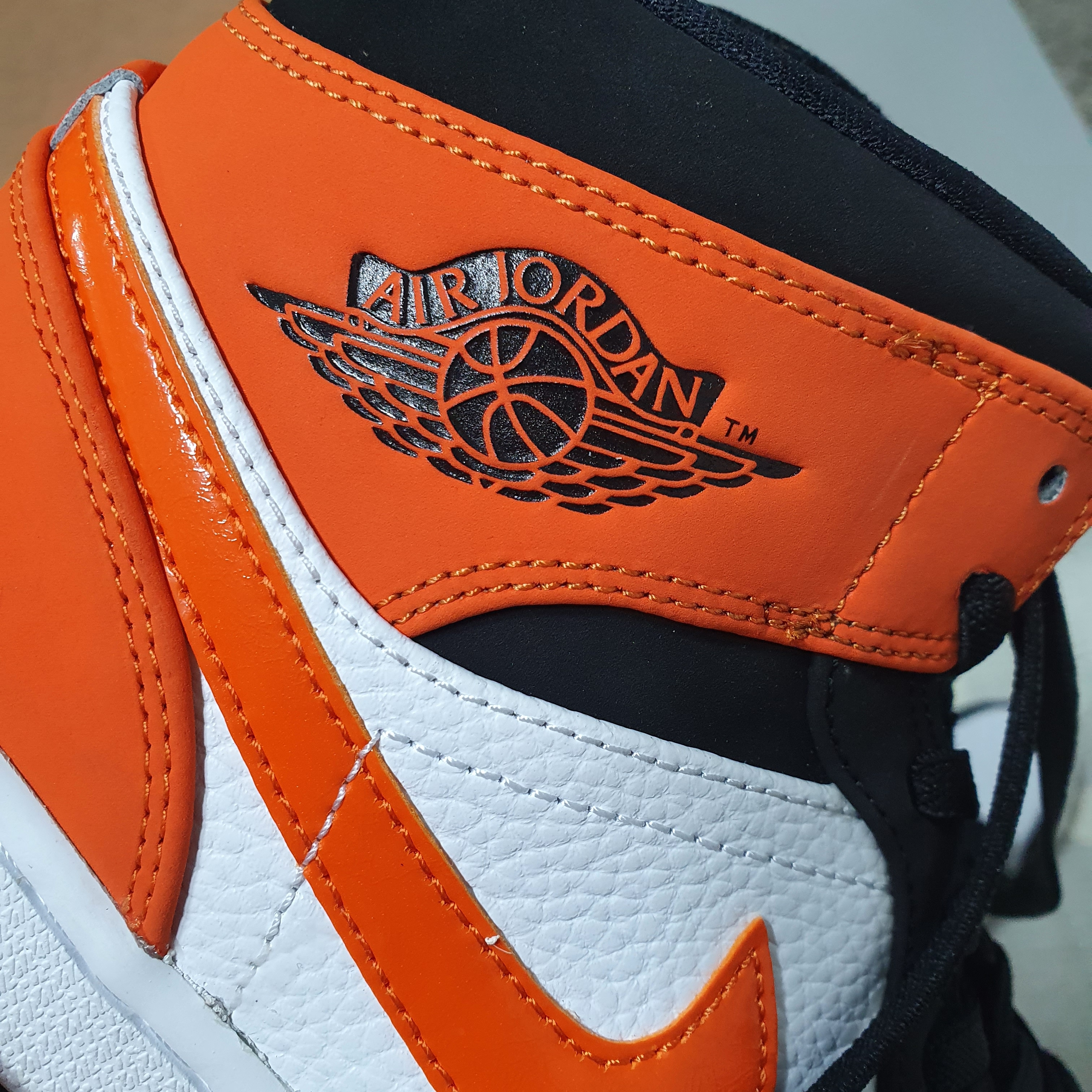 Jordan 1 Mid Shattered Backboard 착용 스타일