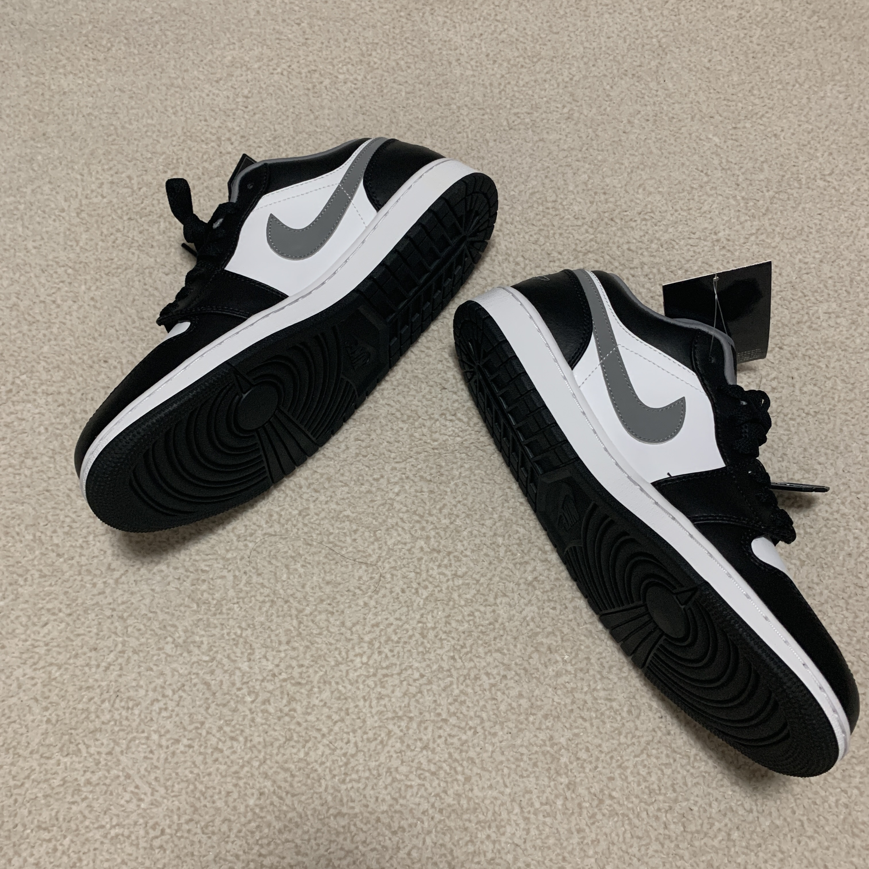 Jordan 1 Low Black Particle Grey 착용 스타일 - 1