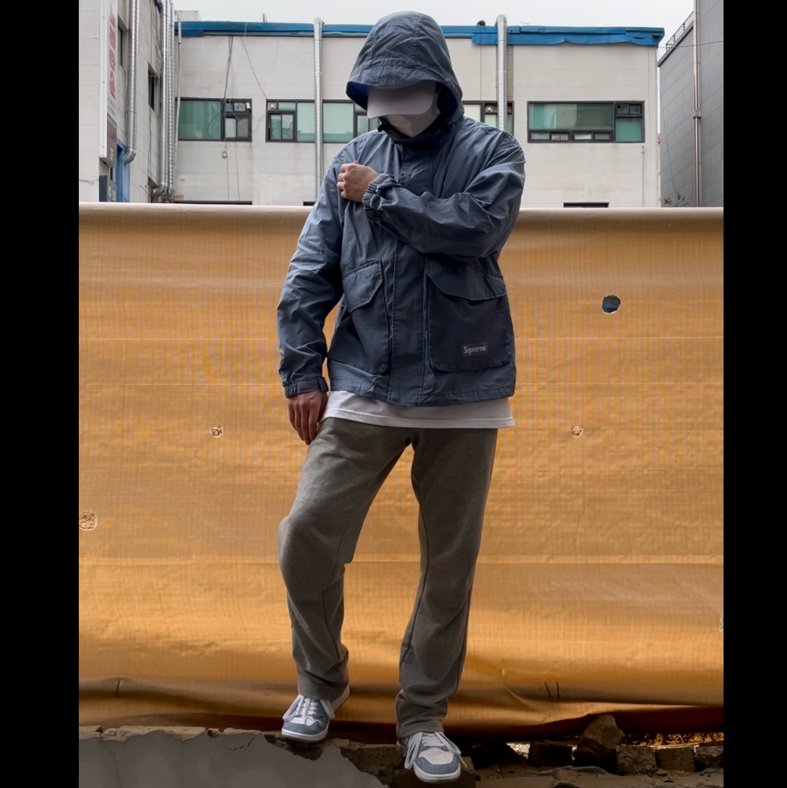 Jordan 1 Retro High OG Hyper Royal, Supreme Mesh Pocket Cargo Jacket Slate - 21SS 착용 스타일