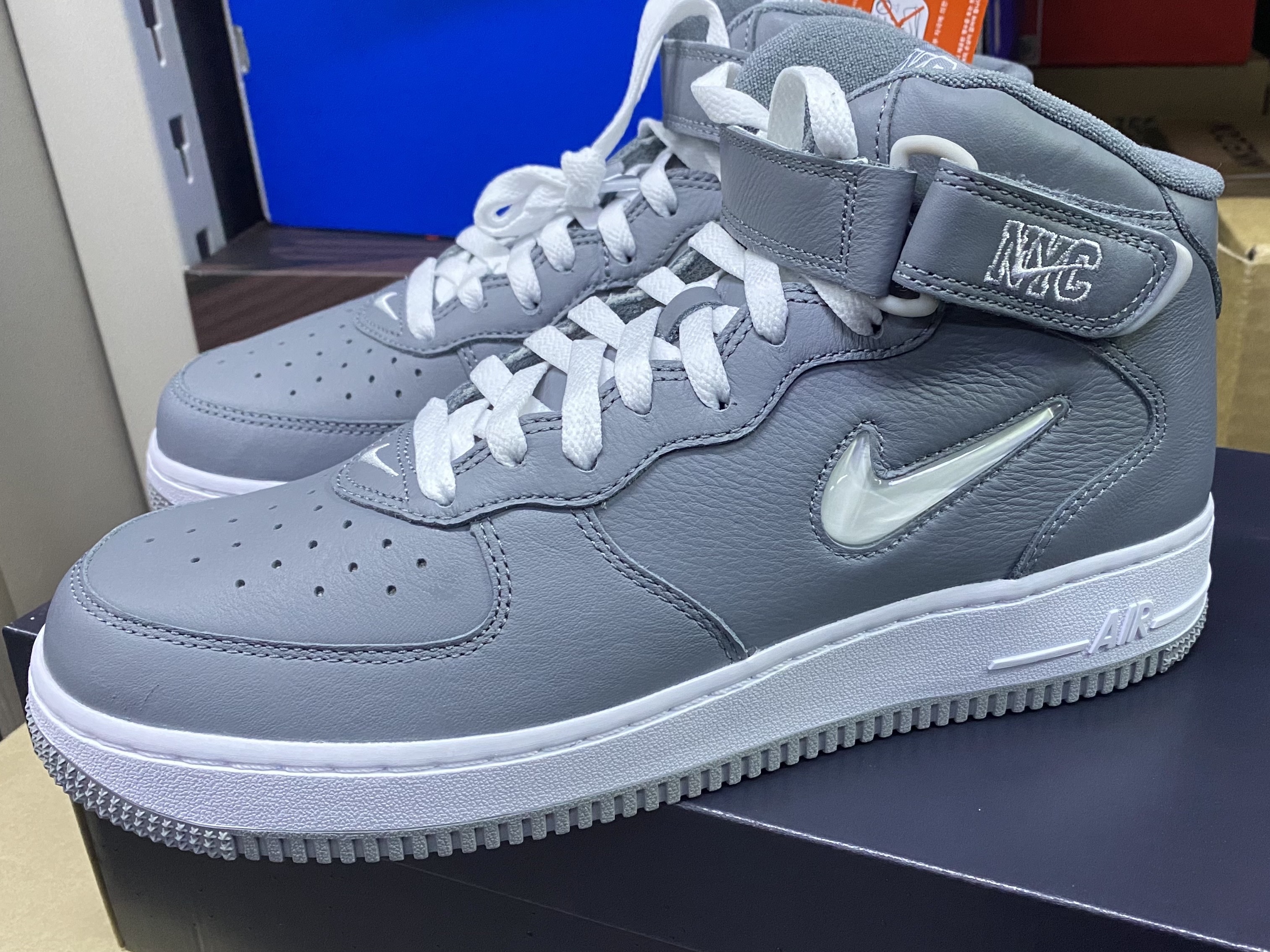 Nike Air Force 1 Mid QS NYC Cool Grey 착용 스타일 - 1