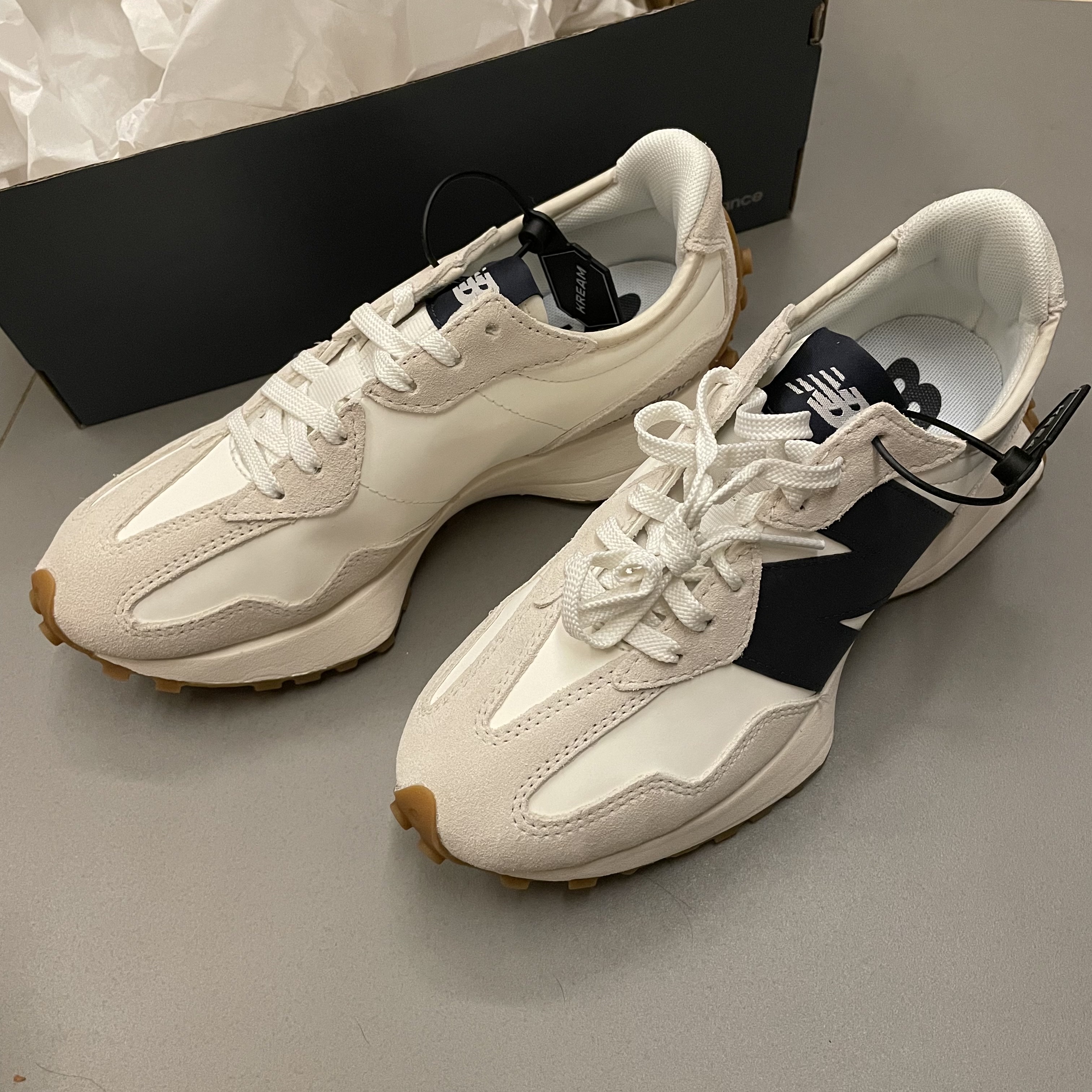 (W) New Balance 327 Beige Gum 착용 스타일 - 1