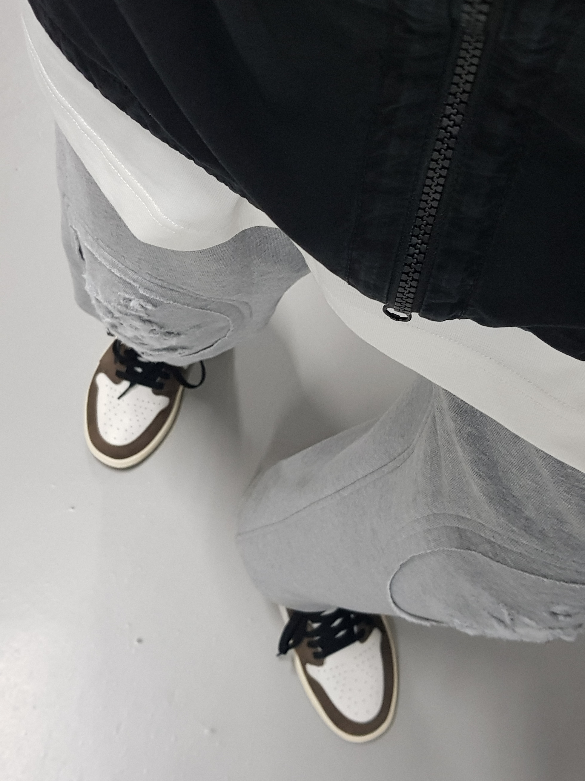Jordan 1 x Travis Scott Retro High OG SP Mocha, Jordan x Travis Scott x Fragment T-Shirt Sail (DJ0619-133) 착용 스타일 - 2