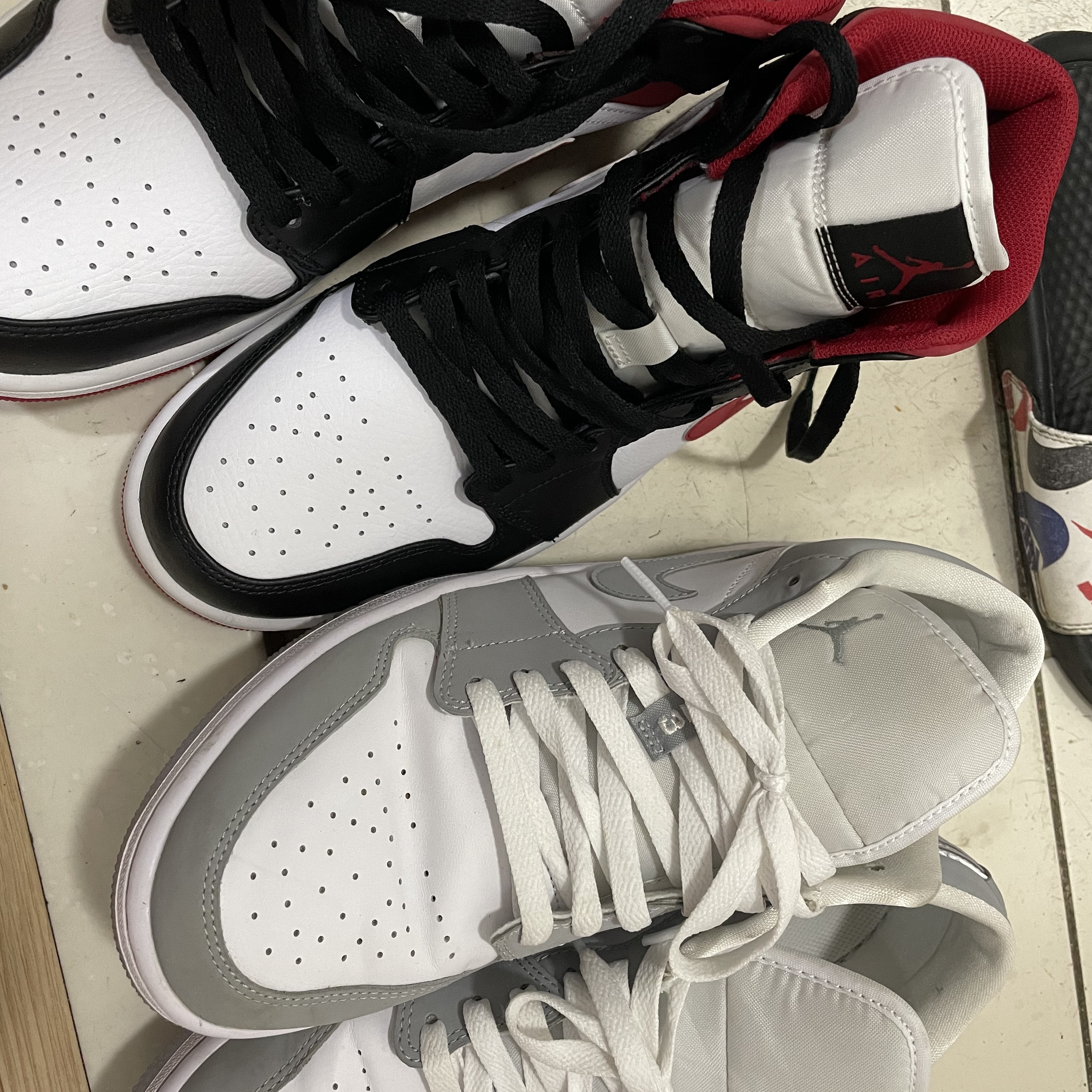 Jordan 1 Mid Gym Red Black White, (W) Jordan 1 Low White Wolf Grey 착용 스타일 - 3