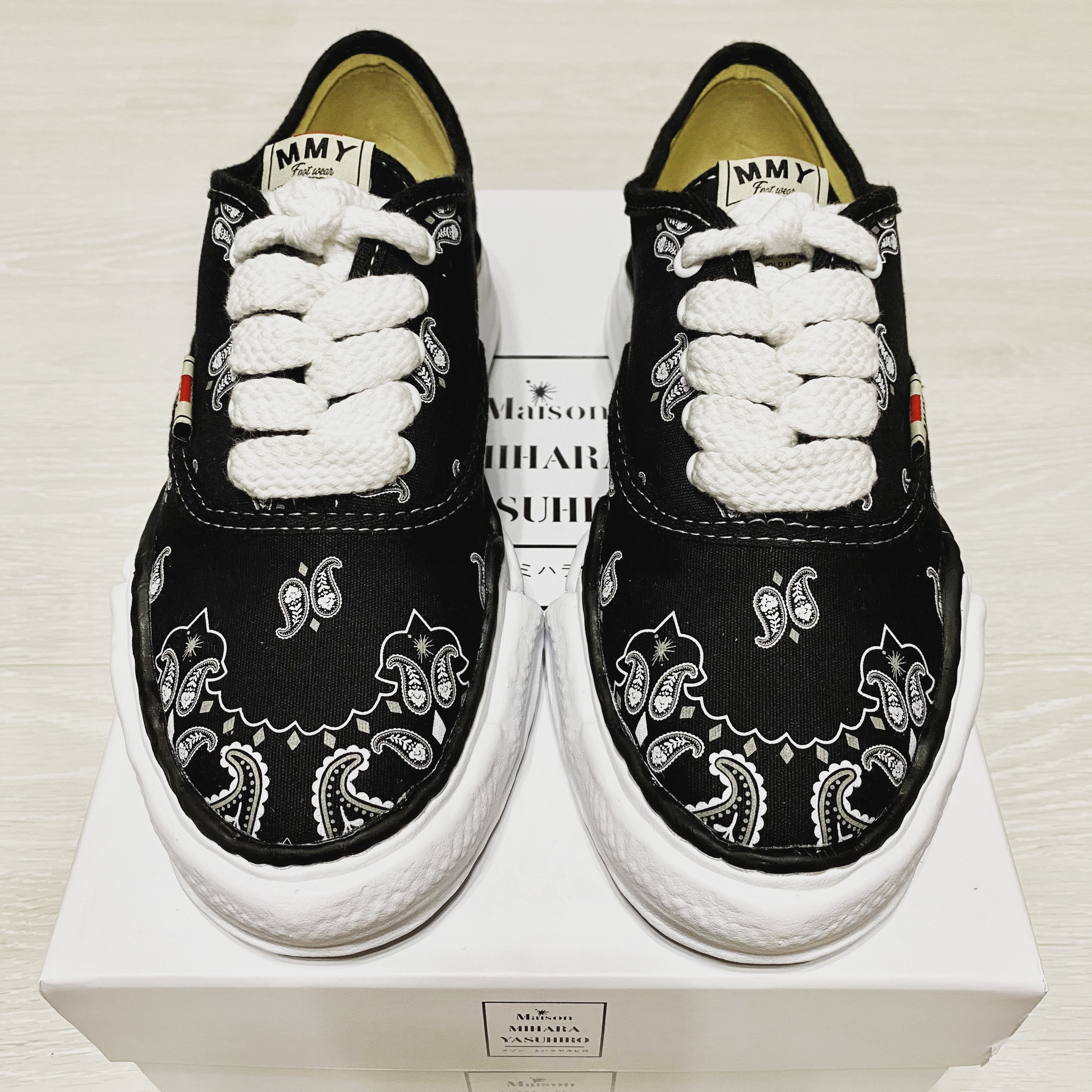 Maison Mihara Yasuhiro Baker OG Sole Bandana Low-top Sneakers Black 착용 스타일 - 1