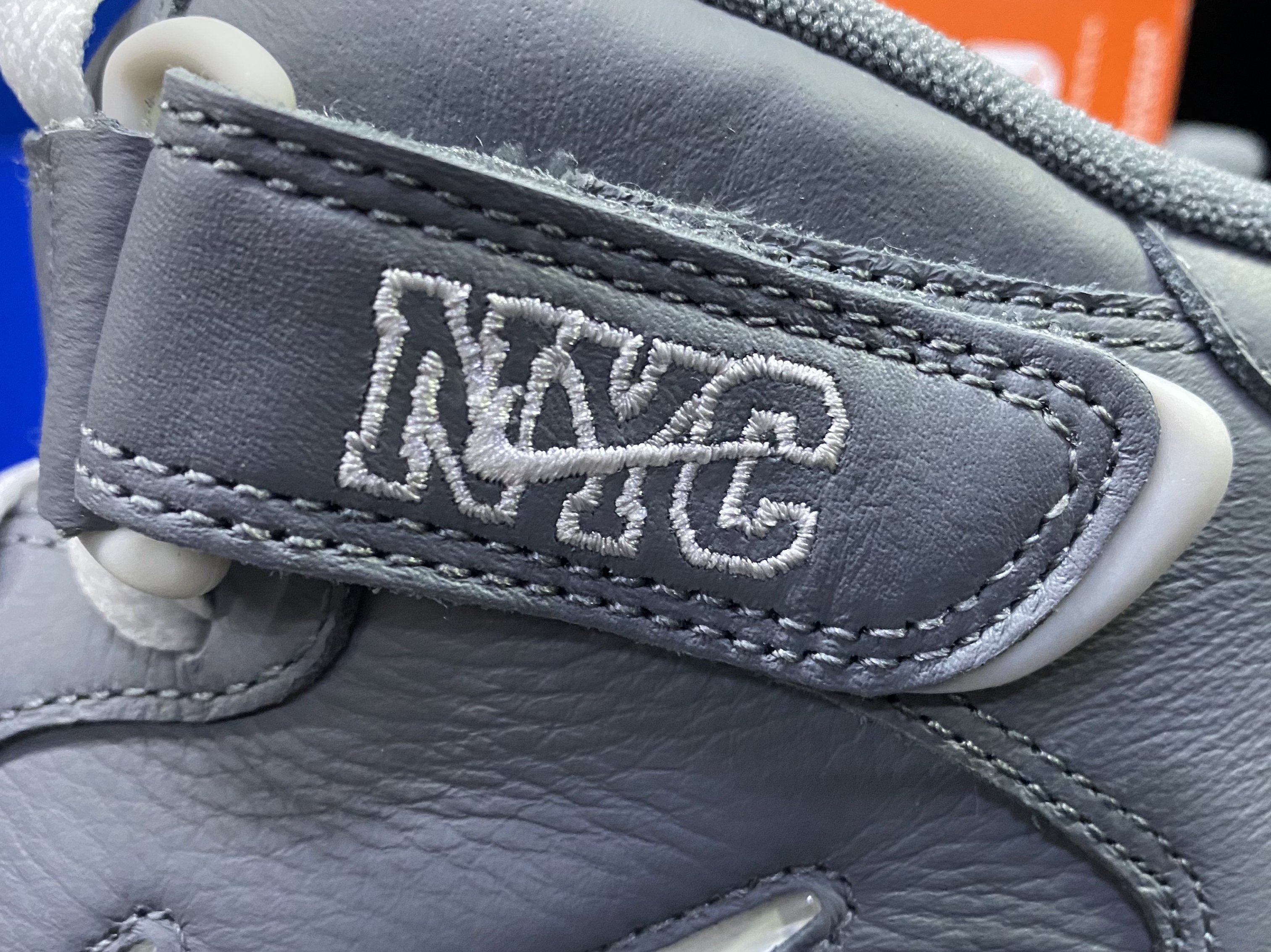 Nike Air Force 1 Mid QS NYC Cool Grey 착용 스타일 - 2