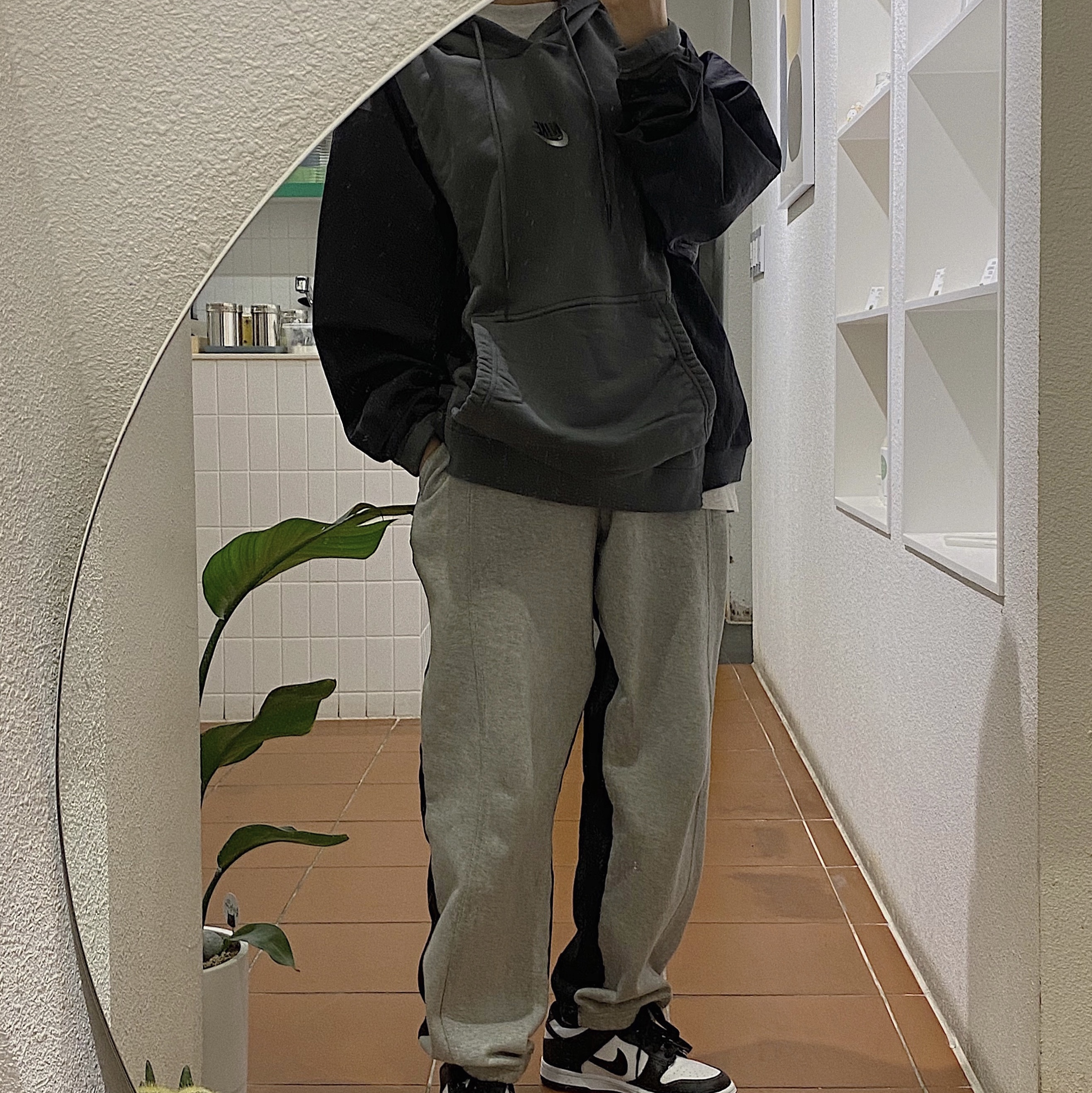 (GS) Nike Dunk Low Black, Nike NSW Hoodie BRS Iron Grey 착용 스타일 - 1