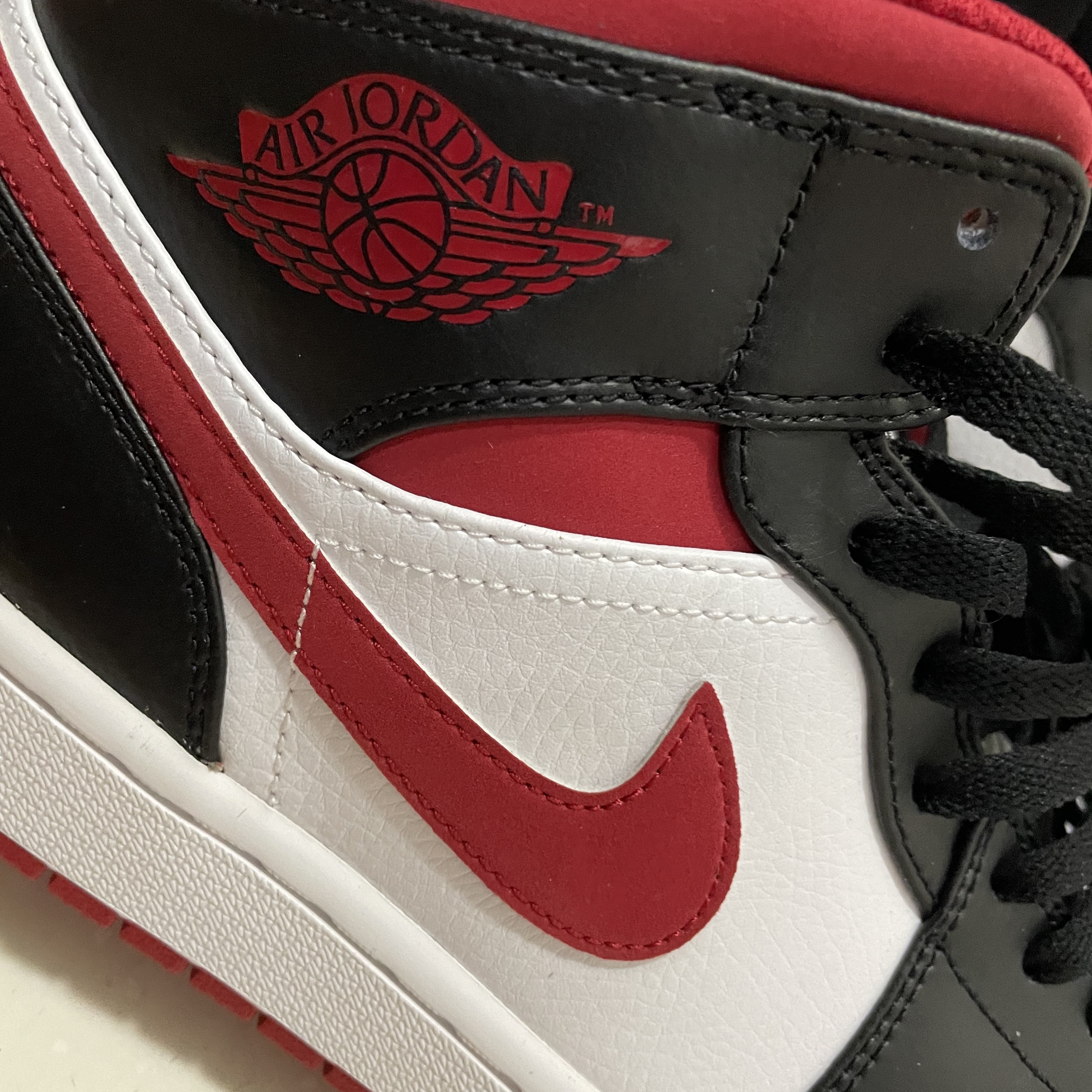 Jordan 1 Mid Gym Red Black White, (W) Jordan 1 Low White Wolf Grey 착용 스타일 - 2