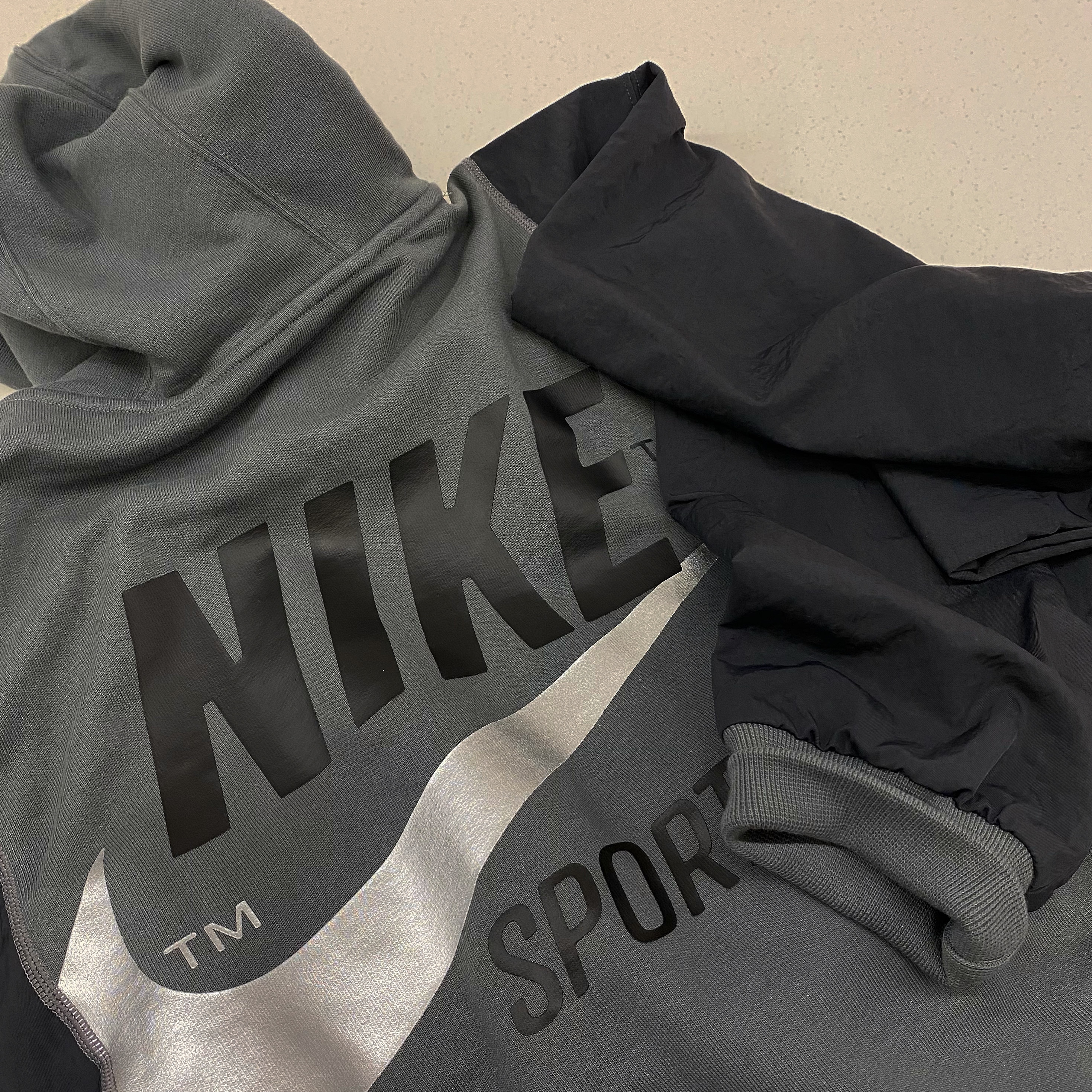 (GS) Nike Dunk Low Black, Nike NSW Hoodie BRS Iron Grey 착용 스타일 - 2
